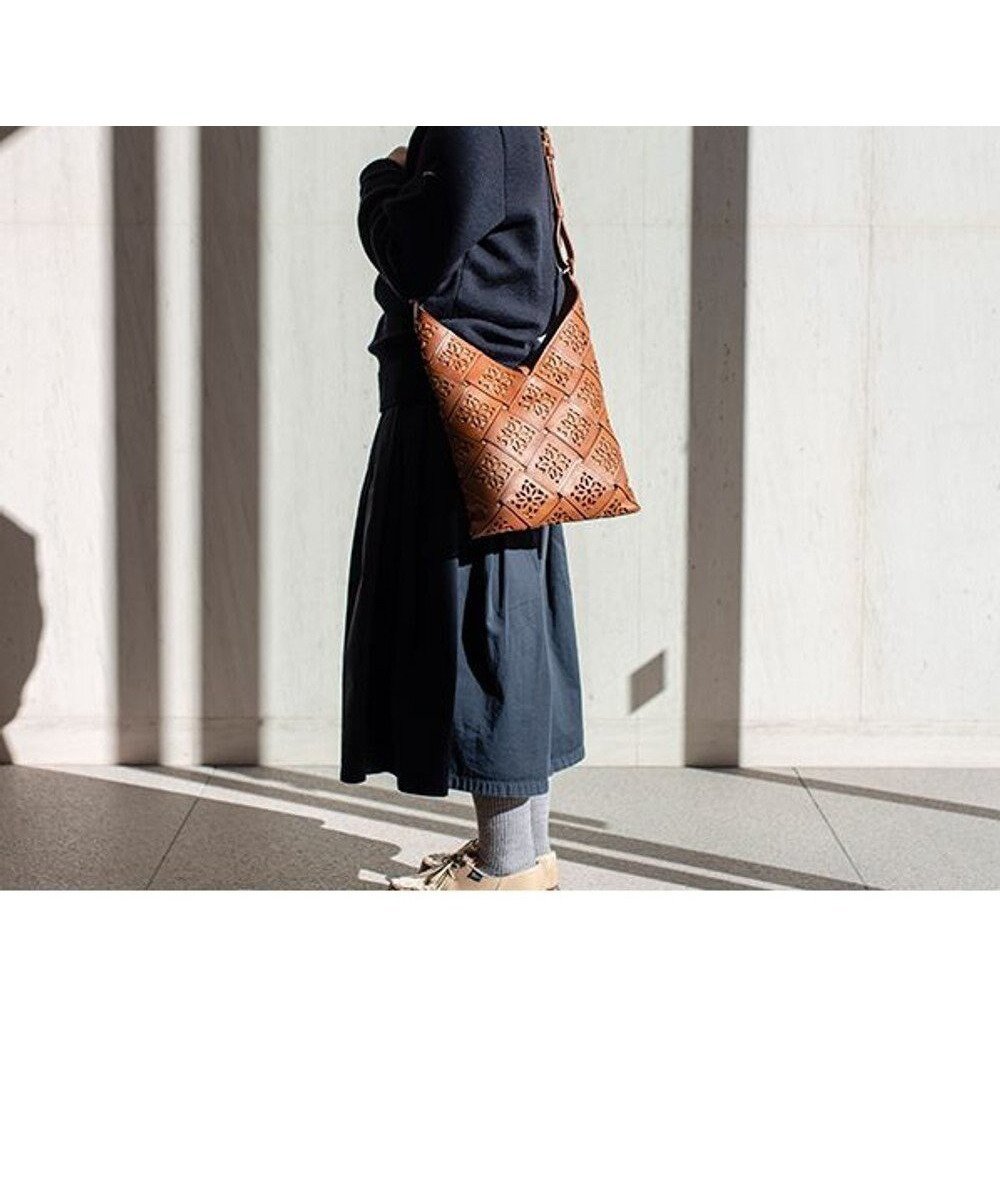 【ゲンテン/genten】のサステナブルカットワーク ショルダーバッグ インテリア・キッズ・メンズ・レディースファッション・服の通販 founy(ファニー) 　ファッション　Fashion　レディースファッション　Fashion for Women　バッグ　Bags　ショルダー　Shoulder, Shoulder Strap　定番　Standard, Basic Item　パターン　Pattern, Design Print　ポケット　Pocket, Pocket Detail　ワーク　Workwear, Utility Style　チャ|ID: prp329100004675576 ipo3291000000034317024