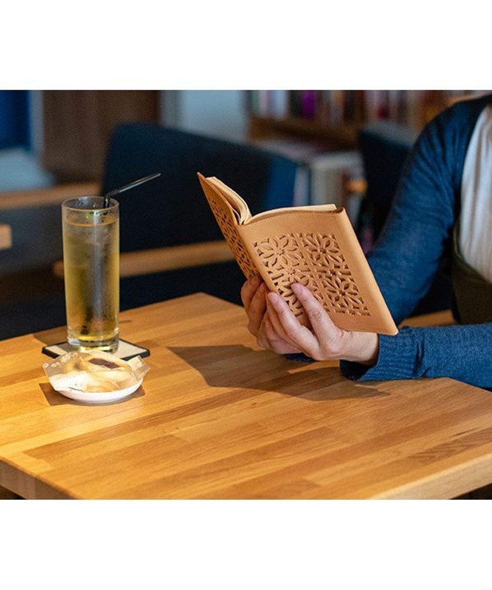 【ゲンテン/genten】のカットワーク ブックカバー インテリア・キッズ・メンズ・レディースファッション・服の通販 founy(ファニー) ファッション Fashion レディースファッション Fashion for Women スポーツウェア Functional & Stylish Sportswear イタリア Italy オイル Body Oil ステーショナリー Stationery, Office Supplies スポーツ Sports, Activewear モチーフ Motif, Design Theme ワーク Workwear, Utility Style ヌメベージュ|ID: prp329100004675595 ipo3291000000034221134