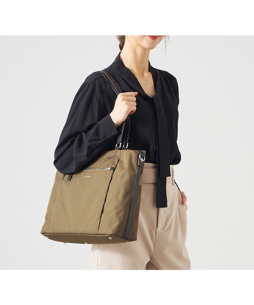 【ラ バガジェリー/LA BAGAGERIE】のコーデュラ×リサイクルレザー スクエアトート インテリア・キッズ・メンズ・レディースファッション・服の通販 founy(ファニー) ファッション Fashion レディースファッション Fashion for Women バッグ Bags クッション Cushion, Throw Pillow 軽量 Lightweight, Ultra Light シンプル Simple, Minimal スマート Smart, Elegant ポケット Pocket, Pocket Detail スーツケース キャリーケース Suitcase / Carry Case エレガント 上品 Elegant ビジネス 仕事 通勤 Business / Work / Commuting ベージュ|ID: prp329100004675703 ipo3291000000034317901