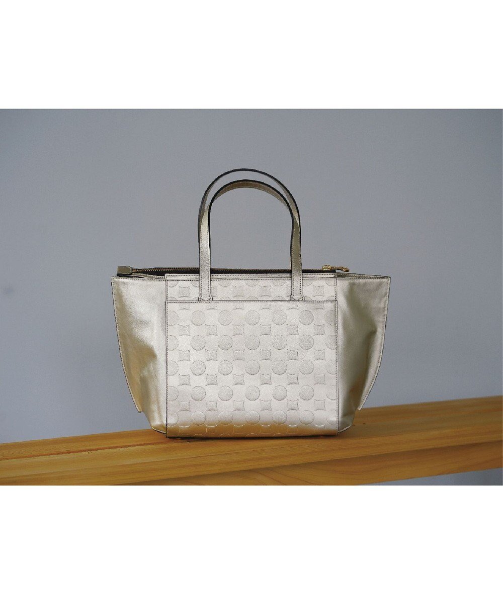 【ミヤビヤ/MIYABIYA】のLa quoh with kirakaracho 南蛮七宝エンボスレザー 2WAYトート インテリア・キッズ・メンズ・レディースファッション・服の通販 founy(ファニー) 　ファッション　Fashion　レディースファッション　Fashion for Women　バッグ　Bags　抗菌　Antibacterial, Bacteria-Resistant　ショルダー　Shoulder, Shoulder Strap　シルク　Silk, 100% Silk　シンプル　Simple, Minimal　パール　Pearl, Pearl Accent　プリント　Print, Printed Pattern　ポケット　Pocket, Pocket Detail　エレガント 上品　Elegant　利休白茶金色|ID: prp329100004675799 ipo3291000000034318162