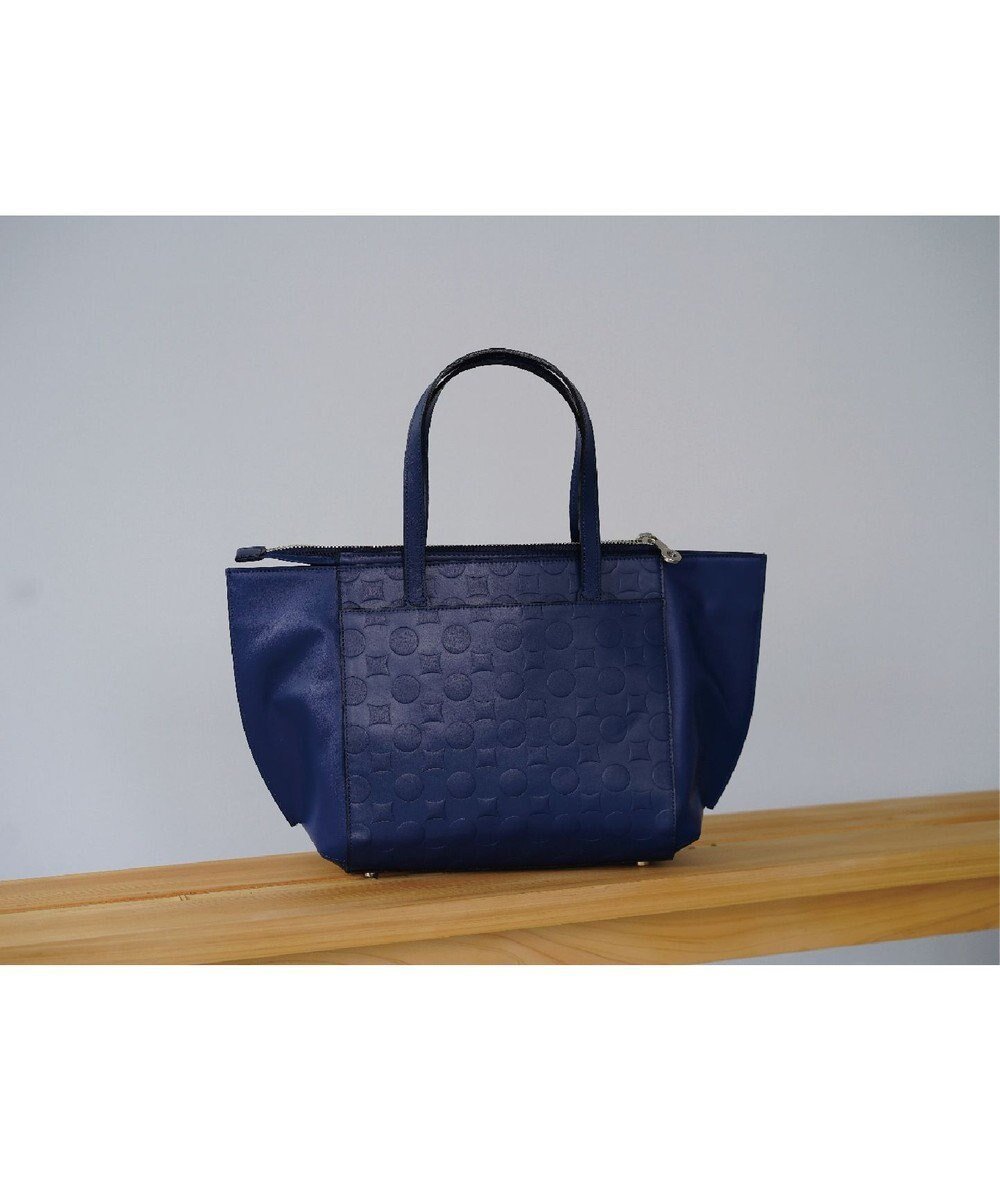 【ミヤビヤ/MIYABIYA】のLa quoh with kirakaracho 南蛮七宝エンボスレザー 2WAYトート インテリア・キッズ・メンズ・レディースファッション・服の通販 founy(ファニー) 　ファッション　Fashion　レディースファッション　Fashion for Women　バッグ　Bags　抗菌　Antibacterial, Bacteria-Resistant　ショルダー　Shoulder, Shoulder Strap　シルク　Silk, 100% Silk　シンプル　Simple, Minimal　パール　Pearl, Pearl Accent　プリント　Print, Printed Pattern　ポケット　Pocket, Pocket Detail　エレガント 上品　Elegant　瑠璃紺|ID: prp329100004675799 ipo3291000000034318165