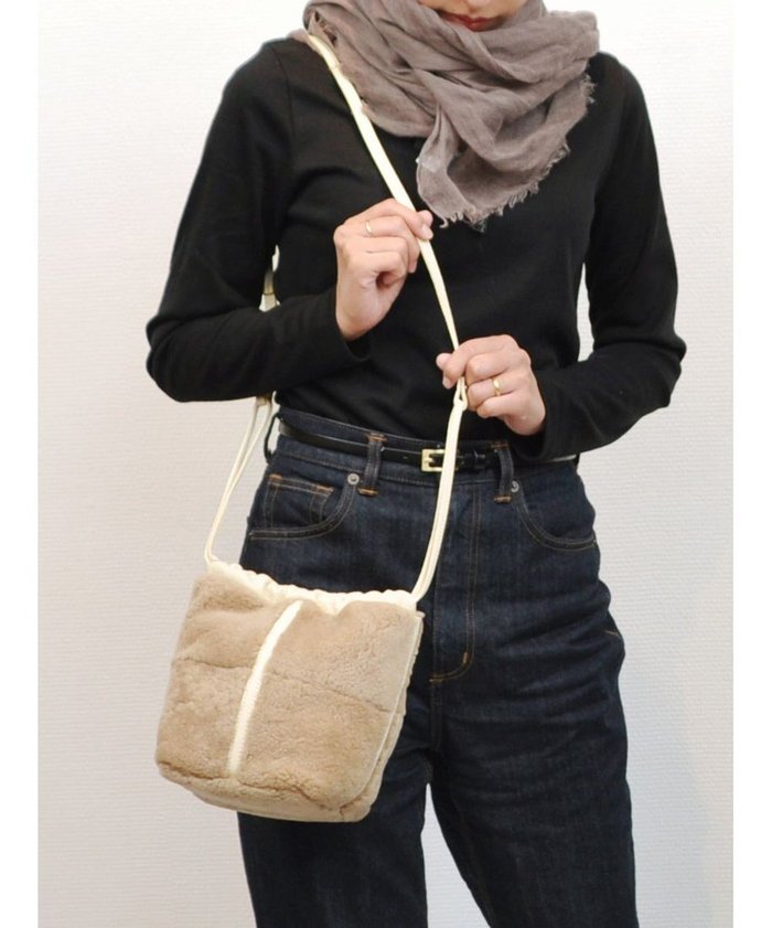 【アンビリオン/UNBILLION】のperche サスティナブルムートン2wayドロストバッグ インテリア・キッズ・メンズ・レディースファッション・服の通販 founy(ファニー) https://founy.com/ ファッション Fashion レディースファッション Fashion for Women バッグ Bags ショルダー Shoulder, Shoulder Strap スマホ Smartphone, Mobile Device 財布 Wallet, Purse トレンド Trend, Trending Now パッチワーク Patchwork, Mixed Fabric フォルム Silhouette, Form ボストンバッグ Boston Bag, Retro Bag ムートン Shearling, Mouton |ID: prp329100004675902 ipo3291000000034255960
