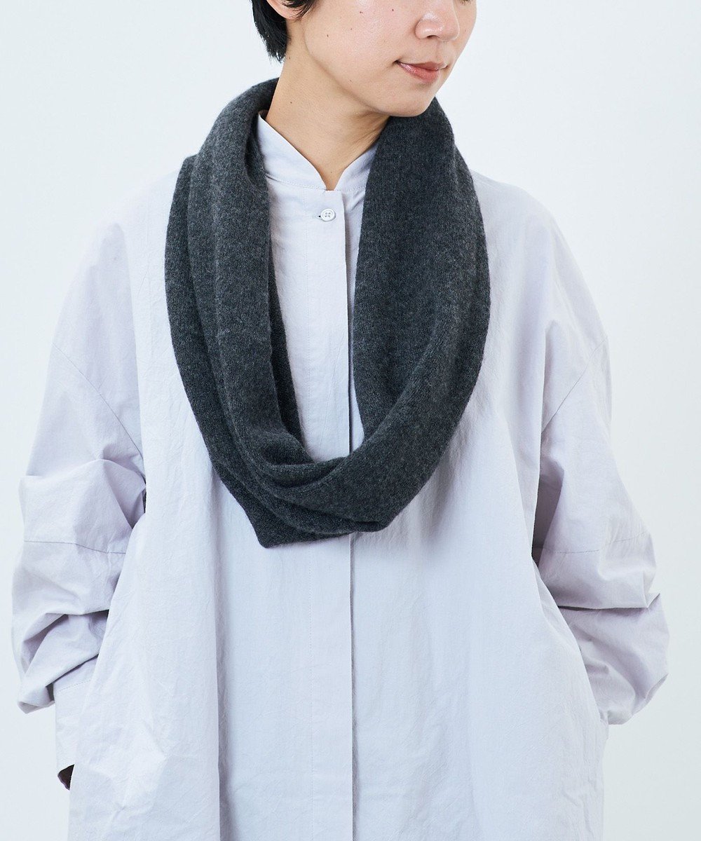 【アンドウール/AND WOOL】の〈上質な素材と手仕事から生まれた優しいニット〉カシミヤ100%のスヌード インテリア・キッズ・メンズ・レディースファッション・服の通販 founy(ファニー) 　ファッション　Fashion　レディースファッション　Fashion for Women　トップス・カットソー　Cut & Sew Tops　ニット　Knit Tops & Sweaters　マフラー・スヌード / 冬小物の定番　Scarves & Mufflers　キャンバス　Canvas, Canvas Fabric　スヌード　Snood, Infinity Scarf　手編み　Hand-Knitted, Handmade Knit　ベーシック　Basic, Essential　マフラー　Scarf, Muffler　A/W・秋冬　Autumn/Winter　ギフト プレゼント　Gift / Present　チャコールグレー|ID: prp329100004675949 ipo3291000000033787101