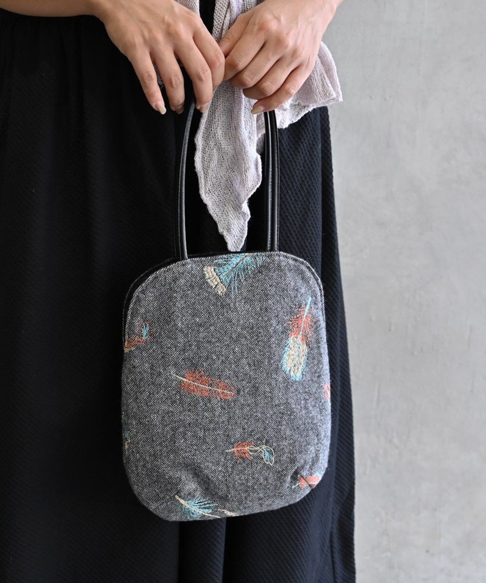 【アンドウール/AND WOOL】の鳥の羽刺繍のバッグ インテリア・キッズ・メンズ・レディースファッション・服の通販 founy(ファニー) ファッション Fashion レディースファッション Fashion for Women バッグ Bags キャンバス Canvas, Canvas Fabric 財布 Wallet, Purse 手編み Hand-Knitted, Handmade Knit ブローチ Brooch, Pin Brooch リネン Linen, Linen Fabric グレー|ID: prp329100004676250 ipo3291000000034257491