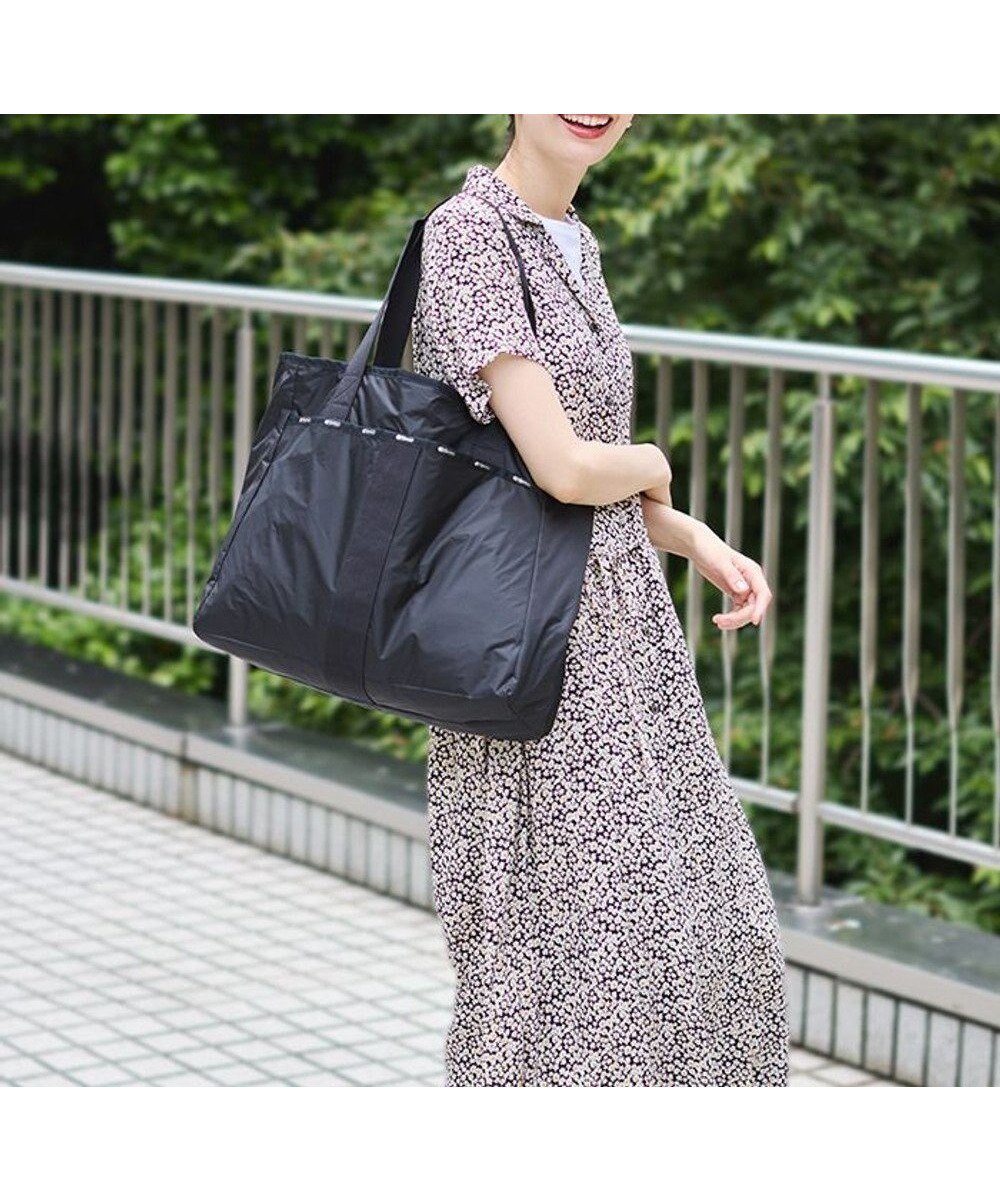 【レスポートサック/LeSportsac】のGYM TOTE BAG/ブラックC インテリア・キッズ・メンズ・レディースファッション・服の通販 founy(ファニー) 　ファッション　Fashion　レディースファッション　Fashion for Women　バッグ　Bags　巾着　Drawstring Bag, Kinchaku　シューズ　Shoes, Footwear　シンプル　Simple, Minimal　スポーツ　Sports, Activewear　スポーティ　Sporty, Casual Athletic　トラベル　Travel, Travel Gear　人気　Popular, Best Seller　プリント　Print, Printed Pattern　ポケット　Pocket, Pocket Detail　ポーチ　Pouch, Small Case　マグネット　Magnet, Magnetic Closure　無地　Plain, Solid Color　ヨガ　Yoga, Yoga Wear　おすすめ　Recommended / Our Picks　旅行　Travel　ビジネス 仕事 通勤　Business / Work / Commuting　ブラックC|ID: prp329100004676345 ipo3291000000034258470