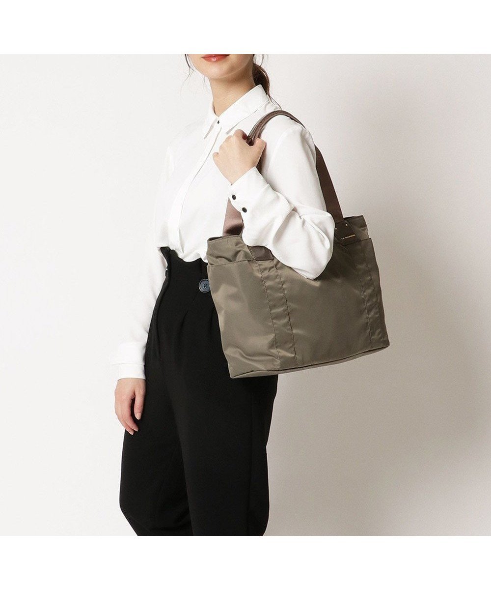 【ラ バガジェリー/LA BAGAGERIE】のナイロントートバッグ インテリア・キッズ・メンズ・レディースファッション・服の通販 founy(ファニー) 　ファッション　Fashion　レディースファッション　Fashion for Women　バッグ　Bags　おすすめ　Recommended / Our Picks　シンプル　Simple, Minimal　ポケット　Pocket, Pocket Detail　エレガント 上品　Elegant　軽量　Lightweight, Ultra Light　ビジネス 仕事 通勤　Business / Work / Commuting　グレー|ID: prp329100004676950 ipo3291000000034265790