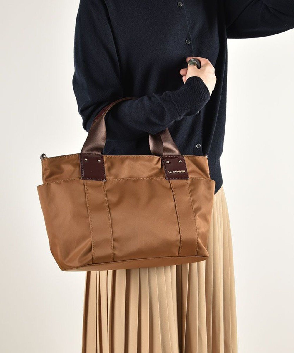 【ラ バガジェリー/LA BAGAGERIE】の2WAYナイロントート インテリア・キッズ・メンズ・レディースファッション・服の通販 founy(ファニー) ファッション Fashion レディースファッション Fashion for Women バッグ Bags シンプル Simple, Minimal ポケット Pocket, Pocket Detail エレガント 上品 Elegant 軽量 Lightweight, Ultra Light チョコ|ID: prp329100004676951 ipo3291000000034232668