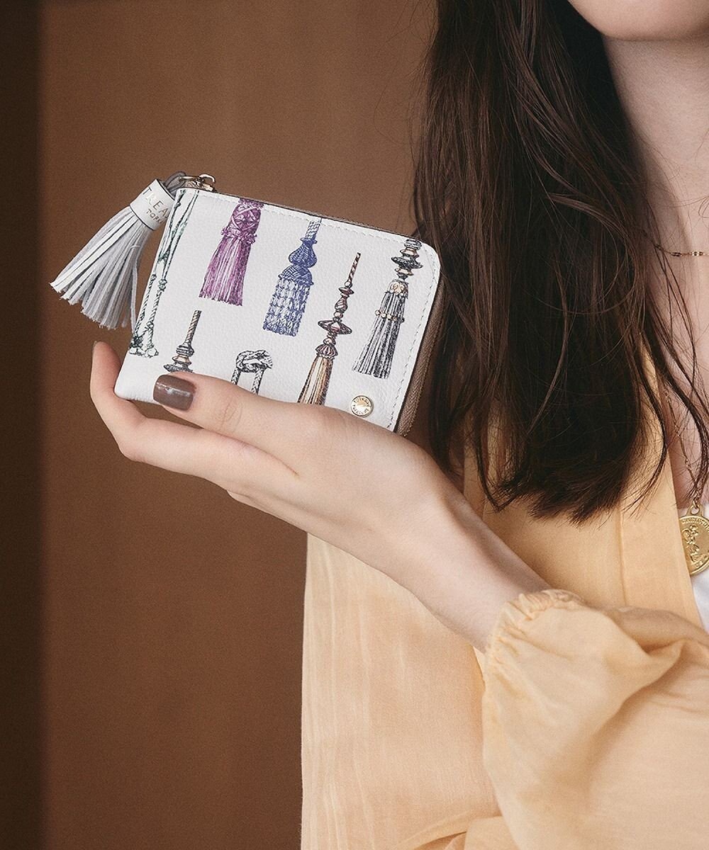 【トプカピ/TOPKAPI】の【TREASURE TOPKAPI】シュリンクレザー タッセル プリント ラウンド 二つ折り財布 インテリア・キッズ・メンズ・レディースファッション・服の通販 founy(ファニー) ファッション Fashion レディースファッション Fashion for Women ミニ財布・二つ折り財布 Wallets & Card Cases イエロー Yellow コイン Coin, Coin Design 財布 Wallet, Purse タッセル Tassel, Fringe プリント Print, Printed Pattern ポケット Pocket, Pocket Detail モチーフ Motif, Design Theme ラウンド Round, Round Neck ホワイト|ID: prp329100004677344 ipo3291000000034191474