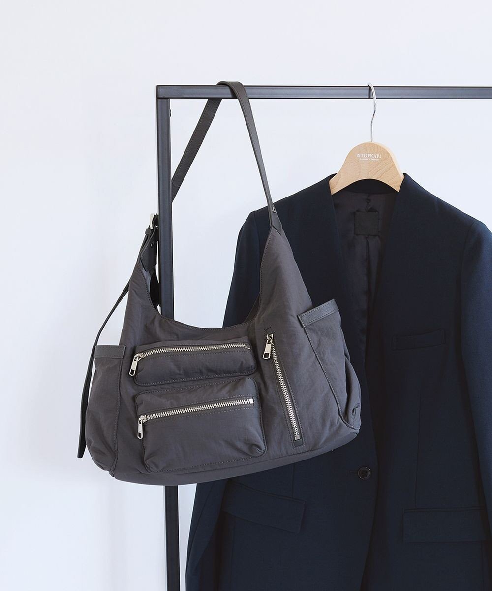 【トプカピ/TOPKAPI】の【TREASURE TOPKAPI】ナイロン アウトポケット 2way ショルダーバッグ / 軽量 インテリア・キッズ・メンズ・レディースファッション・服の通販 founy(ファニー) 　ファッション　Fashion　レディースファッション　Fashion for Women　新作・新入荷　New Arrivals / New In　おすすめ　Recommended / Our Picks　ショルダー　Shoulder, Shoulder Strap　フロント　Front, Front Design　ポケット　Pocket, Pocket Detail　エレガント 上品　Elegant　旅行　Travel　軽量　Lightweight, Ultra Light　ミディアムグレー|ID: prp329100004677555 ipo3291000000033794239