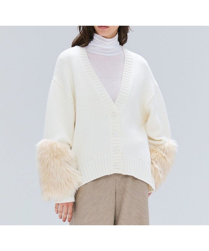 【ベイジ,/BEIGE,】の【洗える】CHESTER / フェイクファーVネックカーディガン インテリア・キッズ・メンズ・レディースファッション・服の通販 founy(ファニー) https://founy.com/ ファッション Fashion レディースファッション Fashion for Women トップス・カットソー Cut & Sew Tops ニット Knit Tops & Sweaters カーディガン・羽織り Layered Style Cardigans Vネックトップス V-Neck Tops / V-Cut Neckline Shirts インナー Innerwear 洗える Machine Washable カーディガン Cardigan, Knitwear ジャケット Jacket, Outerwear セーター Sweater, Knitwear ダウン Down, Puffer チェスター Chester, Chester Coat デニム Denim, Jeans Material フェイクファー Faux Fur, Imitation Fur リュクス Luxury, Elegant, High-End, Chic ロング Long, Long-Length A/W・秋冬 Autumn/Winter |ID: prp329100004678233 ipo3291000000033797710
