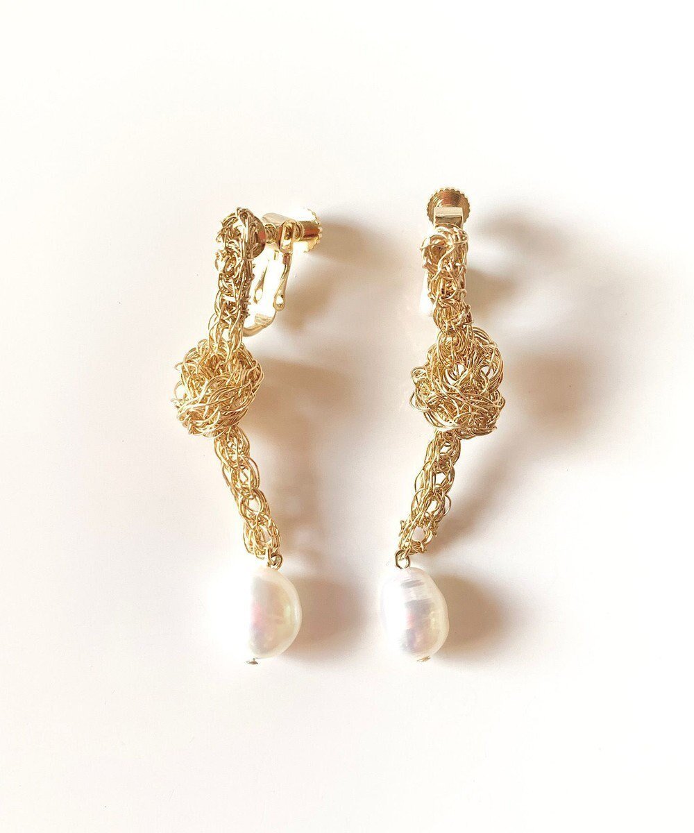 【カスミノ/CASUMINO】のyui white イヤリング インテリア・キッズ・メンズ・レディースファッション・服の通販 founy(ファニー) ファッション Fashion レディースファッション Fashion for Women ジュエリー Jewelry ファッションリング Fashion Rings イヤリング・フープ・ドロップタイプ Hoop, Drop & Clip Earrings アクセサリー Fashion Accessories イヤリング Earrings かぎ針 Crochet シンプル Simple, Minimal 手編み Hand-Knitted, Handmade Knit パール Pearl, Pearl Accent ワイヤー Wire, Wired Bra gold|ID: prp329100004678365 ipo3291000000034256226