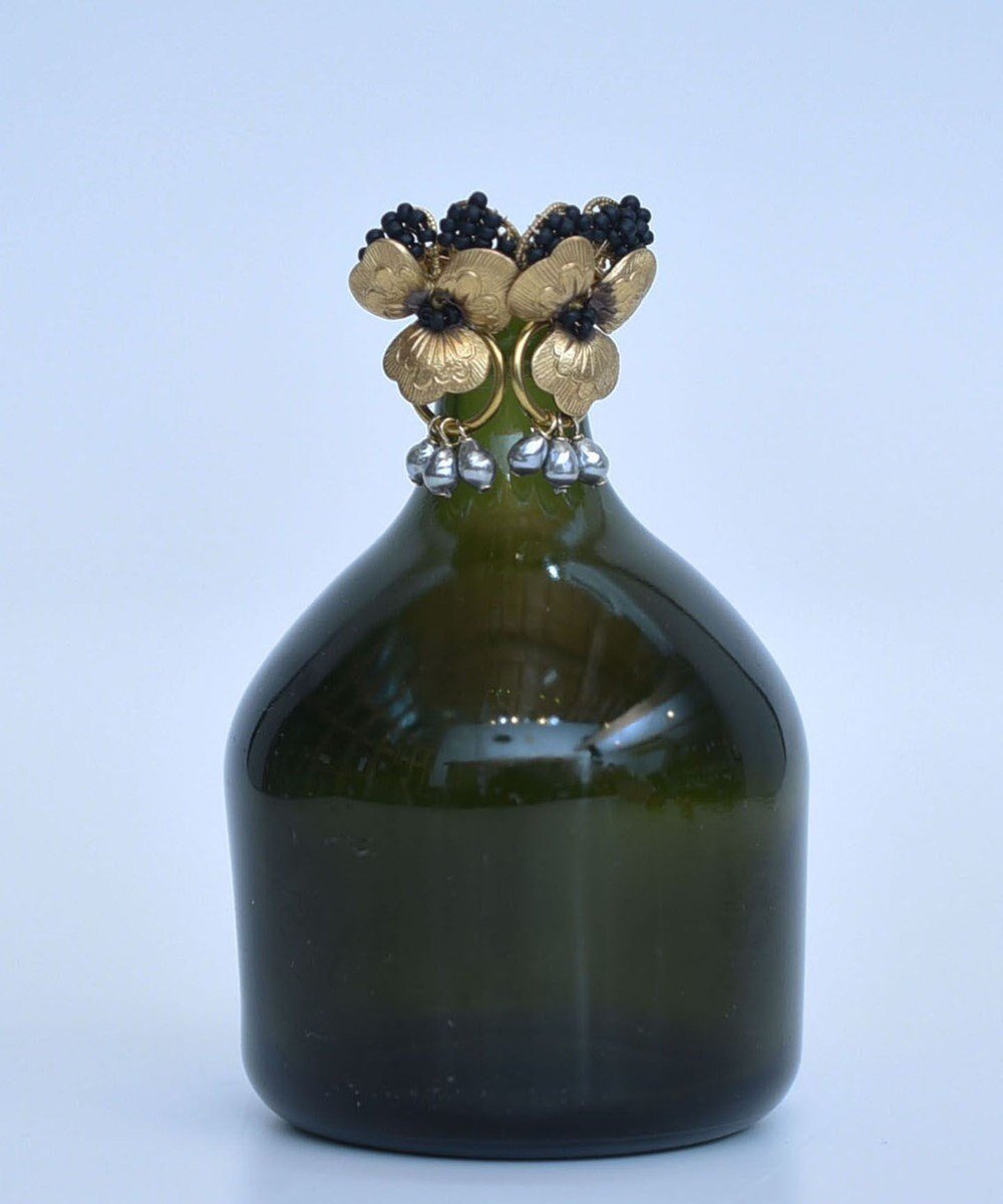 【モンシロ/monshiro】の【パール】ビオラ イヤリング(ブラック) インテリア・キッズ・メンズ・レディースファッション・服の通販 founy(ファニー) ファッション Fashion レディースファッション Fashion for Women ジュエリー Jewelry ファッションリング Fashion Rings イヤリング・フープ・ドロップタイプ Hoop, Drop & Clip Earrings アクセサリー Fashion Accessories イヤリング Earrings エナメル Patent Leather シリコン Silicone, Silicone Material ジュエリー Jewelry, Accessories パーティ Party, Party Style パール Pearl, Pearl Accent ボックス Boxy, Box Shape モチーフ Motif, Design Theme セレモニー Ceremony 結婚式 Wedding ゴールド|ID: prp329100004678387 ipo3291000000034256266