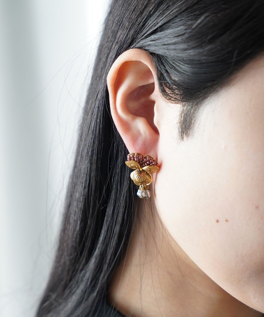 【モンシロ/monshiro】の【パール】ビオラ イヤリング(レッド) インテリア・キッズ・メンズ・レディースファッション・服の通販 founy(ファニー) ファッション Fashion レディースファッション Fashion for Women ジュエリー Jewelry ファッションリング Fashion Rings イヤリング・フープ・ドロップタイプ Hoop, Drop & Clip Earrings アクセサリー Fashion Accessories イヤリング Earrings エナメル Patent Leather オリエンタル Oriental Pattern シリコン Silicone, Silicone Material ジュエリー Jewelry, Accessories テクスチャー Texture, Textured Fabric パーティ Party, Party Style パール Pearl, Pearl Accent ボックス Boxy, Box Shape モチーフ Motif, Design Theme リップ Lip, Lip Motif セレモニー Ceremony 結婚式 Wedding ゴールド|ID: prp329100004678389 ipo3291000000034256019