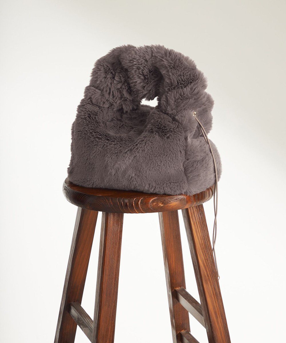 【組曲/KUMIKYOKU】のフェイクファーワンショルダー バッグ インテリア・キッズ・メンズ・レディースファッション・服の通販 founy(ファニー) 　ファッション　Fashion　レディースファッション　Fashion for Women　バッグ　Bags　おすすめ　Recommended / Our Picks　ショルダー　Shoulder, Shoulder Strap　トレンド　Trend, Trending Now　フェイクファー　Faux Fur, Imitation Fur　A/W・秋冬　Autumn/Winter　グレー系|ID: prp329100004678511 ipo3291000000034256389