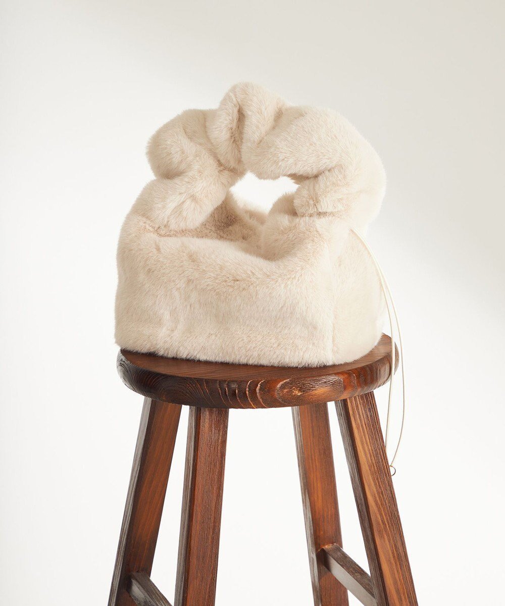 【組曲/KUMIKYOKU】のフェイクファーワンショルダー バッグ インテリア・キッズ・メンズ・レディースファッション・服の通販 founy(ファニー) 　ファッション　Fashion　レディースファッション　Fashion for Women　バッグ　Bags　おすすめ　Recommended / Our Picks　ショルダー　Shoulder, Shoulder Strap　トレンド　Trend, Trending Now　フェイクファー　Faux Fur, Imitation Fur　A/W・秋冬　Autumn/Winter　アイボリー系|ID: prp329100004678511 ipo3291000000034256390