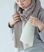 【アンドウール/AND WOOL】の〈上質な素材と手仕事から生まれた優しいニット〉カシミヤ100%の大判ストール(ツートンカラー) ベージュ×オフホワイト|ID: prp329100004678692 ipo3291000000033799943
