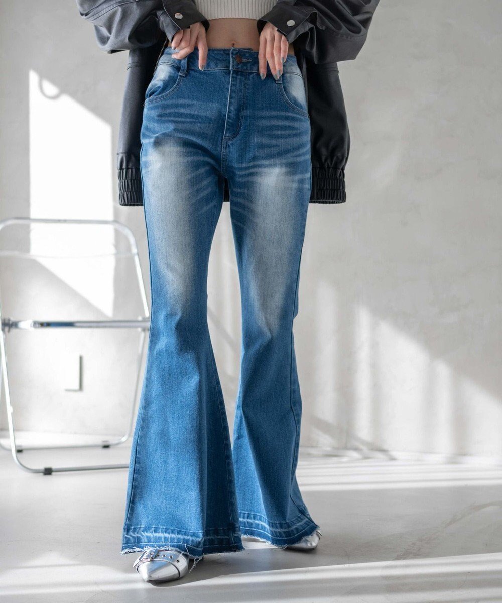 【ウィゴー/WEGO】のローライズスーパーフレアデニムパンツ インテリア・キッズ・メンズ・レディースファッション・服の通販 founy(ファニー) 　ファッション　Fashion　レディースファッション　Fashion for Women　パンツ　Pants & Trousers　デニムパンツ・ジーンズ・美脚デニム　Denim Jeans & Pants　ショート　Short, Short Length　ストレッチ　Stretch, Stretchy Fabric　スマホ　Smartphone, Mobile Device　デニム　Denim, Jeans Material　バランス　Balance, Style Balance　パターン　Pattern, Design Print　フレア　Flare, Flared　ボトム　Bottoms, Lower Wear　冬　Winter / This Winter　夏　Summer　春　Spring　S/S・春夏　SS, Spring/Summer, Warm Season　秋　Autumn　デニム中濃色|ID: prp329100004679584 ipo3291000000033803958