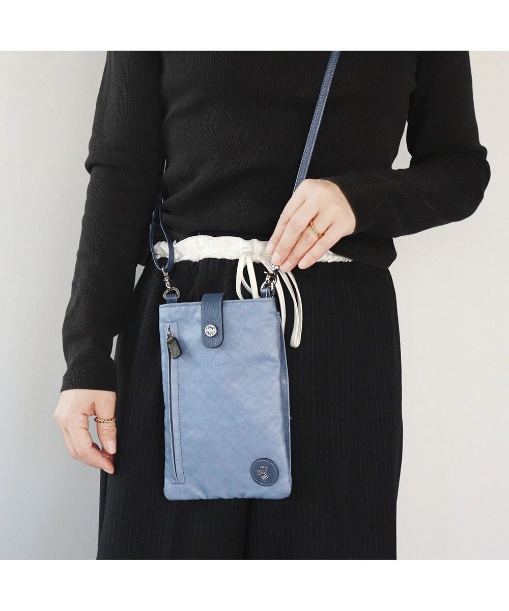 【ペレボルサ/PELLE BORSA】のパスポートサイズショルダーバッグ Alive アライブ 4306 インテリア・キッズ・メンズ・レディースファッション・服の通販 founy(ファニー) ファッション Fashion レディースファッション Fashion for Women コーティング Coating, Coated Finish 軽量 Lightweight, Ultra Light ジャカード/ジャガード Jacquard, Woven Pattern スマート Smart, Elegant 財布 Wallet, Purse チャーム Charm, Pendant パール Pearl, Pearl Accent ポケット Pocket, Pocket Detail メタル Metal, Metal Parts モチーフ Motif, Design Theme おすすめ Recommended / Our Picks 日本製 Made In Japan 旅行 Travel ブルー|ID: prp329100004680412 ipo3291000000033807284