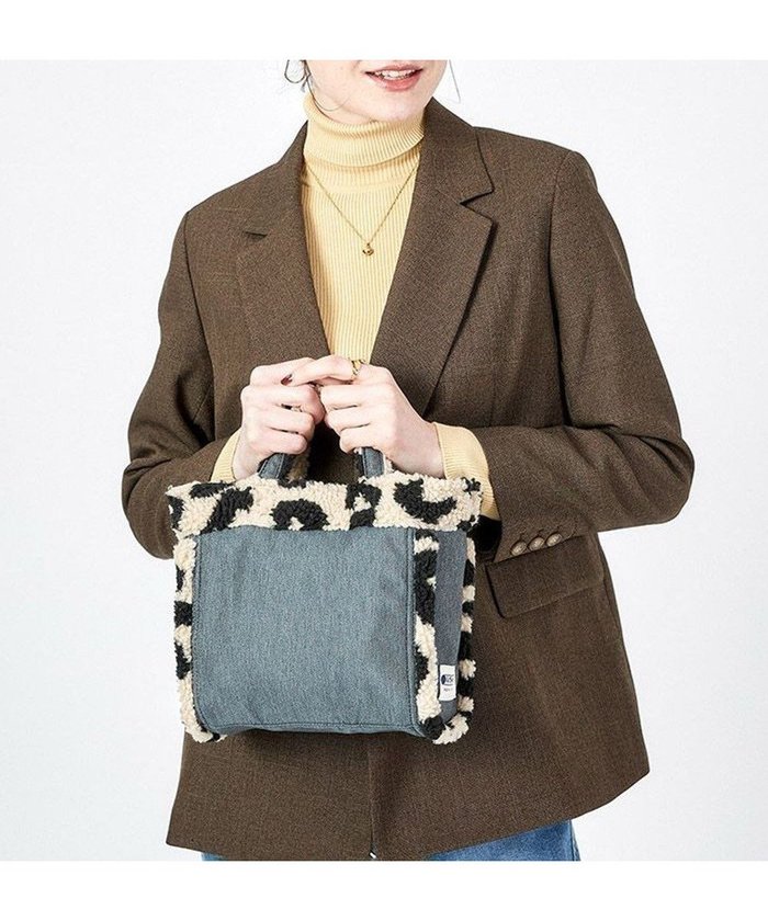 【レスポートサック/LeSportsac】のSMALL TWO WAY DENIM TOTE/ブラックデニム/レオパードシェルパ インテリア・キッズ・メンズ・レディースファッション・服の通販 founy(ファニー) https://founy.com/ ファッション Fashion レディースファッション Fashion for Women バッグ Bags おすすめ Recommended / Our Picks コレクション Collection, Seasonal Line シンプル Simple, Minimal デニム Denim, Jeans Material ボックス Boxy, Box Shape ポケット Pocket, Pocket Detail リバーシブル Reversible, Two-Sided レオパード Leopard, Animal Print 冬 Winter / This Winter |ID: prp329100004680588 ipo3291000000033807929