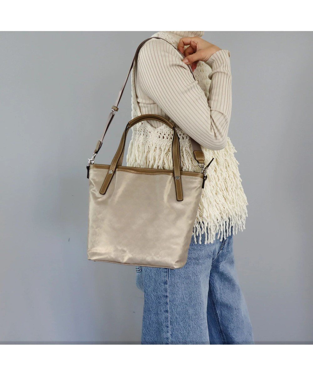 【ペレボルサ/PELLE BORSA】の2WAYミドルサイズトート Alive アライブ 4430 インテリア・キッズ・メンズ・レディースファッション・服の通販 founy(ファニー) 　ファッション　Fashion　レディースファッション　Fashion for Women　バッグ　Bags　コーティング　Coating, Coated Finish　傘　Umbrella, Parasol　抗菌　Antibacterial, Bacteria-Resistant　軽量　Lightweight, Ultra Light　ショルダー　Shoulder, Shoulder Strap　ジャカード／ジャガード　Jacquard, Woven Pattern　財布　Wallet, Purse　ダメージ　Distressed, Destroyed　パール　Pearl, Pearl Accent　ポケット　Pocket, Pocket Detail　ポーチ　Pouch, Small Case　ミドル　Middle Length, Mid Height　モチーフ　Motif, Design Theme　おすすめ　Recommended / Our Picks　ゴールド|ID: prp329100004680607 ipo3291000000033808000