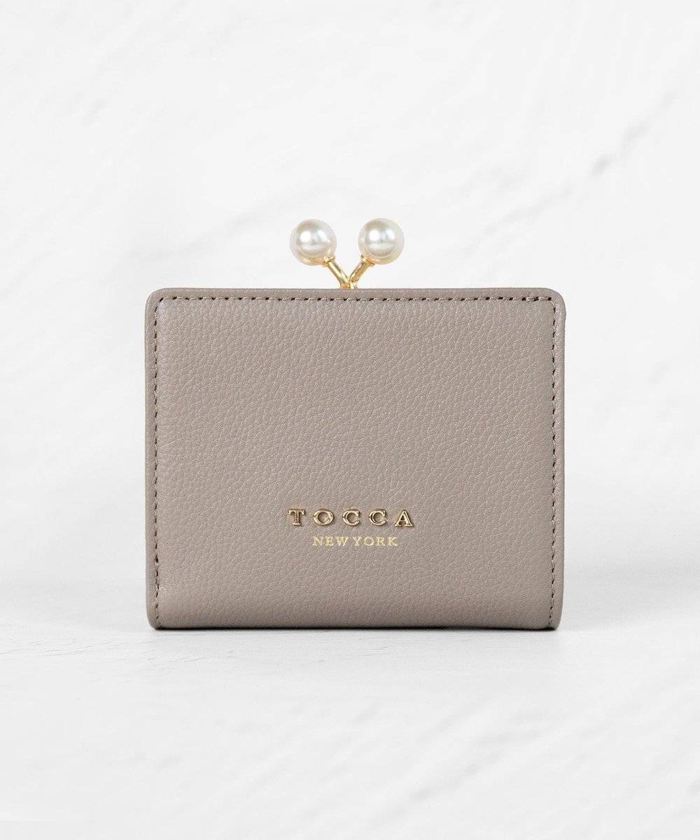 【トッカ/TOCCA】のPOINT OF PEARL BIIFOLOD WALLET 2つ折り財布 インテリア・キッズ・メンズ・レディースファッション・服の通販 founy(ファニー) ファッション Fashion レディースファッション Fashion for Women ミニ財布・二つ折り財布 Wallets & Card Cases ウォレット Wallet コンパクト Compact, Small Size 財布 Wallet, Purse パール Pearl, Pearl Accent フェミニン Feminine, Girly ポケット Pocket, Pocket Detail メタル Metal, Metal Parts モダン Modern, Contemporary S/S・春夏 SS, Spring/Summer, Warm Season おすすめ Recommended / Our Picks 夏 Summer 2025年 2025 2025春夏・S/S Spring/Summer 2025 SS25 グレー系|ID: prp329100004680638 ipo3291000000033808107