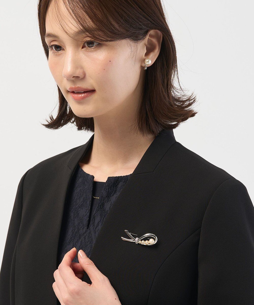 【ジェイ プレス/J.PRESS】のハーフリボン ブローチ インテリア・キッズ・メンズ・レディースファッション・服の通販 founy(ファニー) 　ファッション　Fashion　レディースファッション　Fashion for Women　おすすめ　Recommended / Our Picks　アクセサリー　Fashion Accessories　ガラス　Glass, Glassware　ギフト プレゼント　Gift / Present　クリスタル　Crystal, Swarovski　ショール　Shawl, Wrap　シルバー　Silver, Metallic Silver　シンプル　Simple, Minimal　ジャケット　Jacket, Outerwear　セレモニー　Ceremony　ハーフ　Half, Half-Length　パール　Pearl, Pearl Accent　ブローチ　Brooch, Pin Brooch　リボン　Ribbon, Bow　エレガント 上品　Elegant　シルバー系|ID: prp329100004681562 ipo3291000000034330637