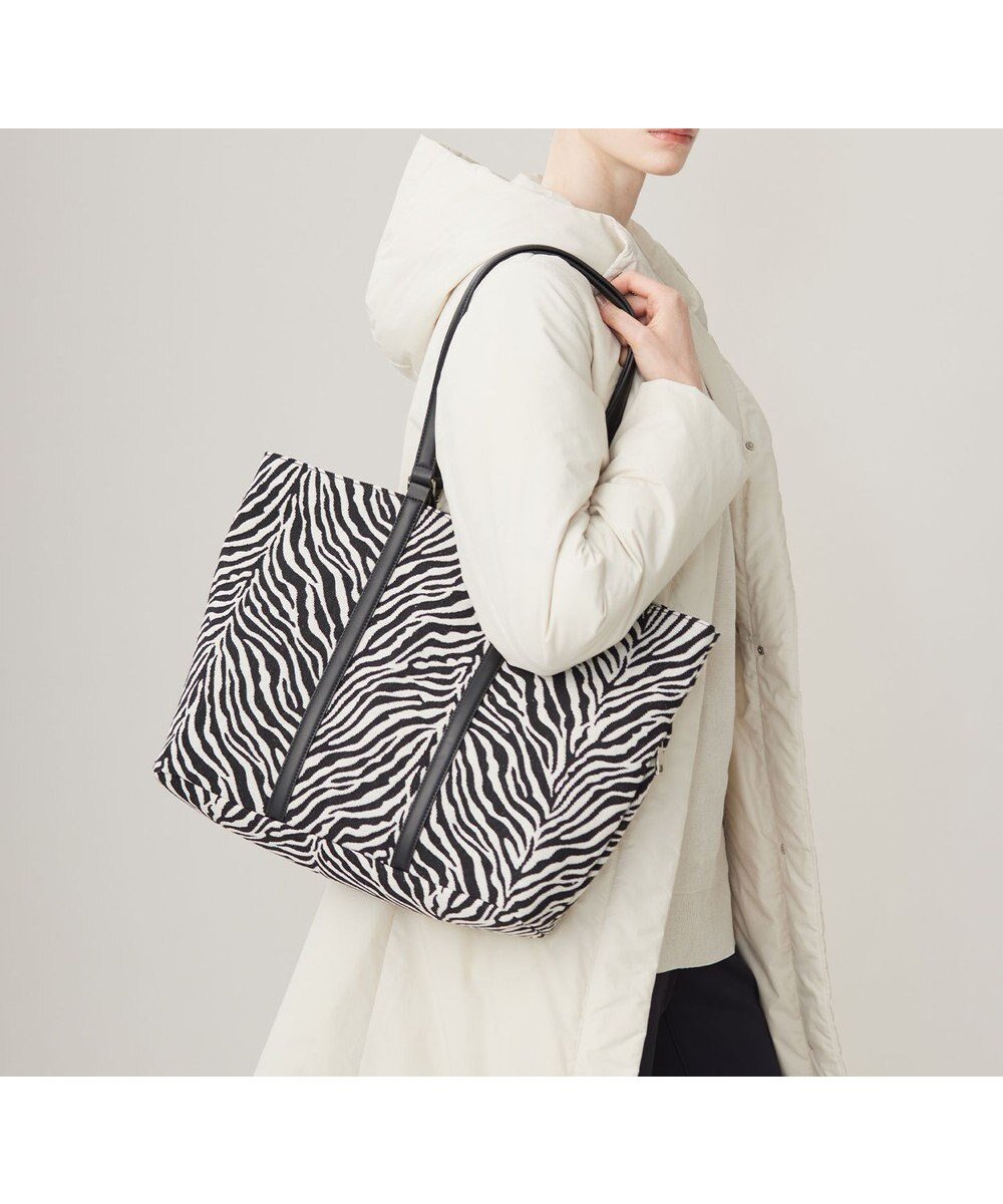 【アイシービー/iCB】の【A4サイズ収納可】2WAYハンドルトート インテリア・キッズ・メンズ・レディースファッション・服の通販 founy(ファニー) 　ファッション　Fashion　レディースファッション　Fashion for Women　バッグ　Bags　ショート　Short, Short Length　シンプル　Simple, Minimal　スタイリッシュ　Stylish, Fashionable　ポケット　Pocket, Pocket Detail　ロング　Long, Long-Length　財布　Wallet, Purse　ゼブラ柄系|ID: prp329100004684880 ipo3291000000035175200