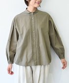 【ムーク/muuc】の〈遠州織物の工場で織られた上質なコットン生地〉〈通年着られる〉小さめ衿 ボリューム袖 タックデザインブラウス カーキ|ID: prp329100004691525 ipo3291000000034424198