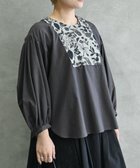 【ムーク/muuc】の〈心地よいコットン・シアサッカー生地〉筆記帳刺繍ノーカラー左肩開きブラウス グレー|ID: prp329100004691532 ipo3291000000034567450