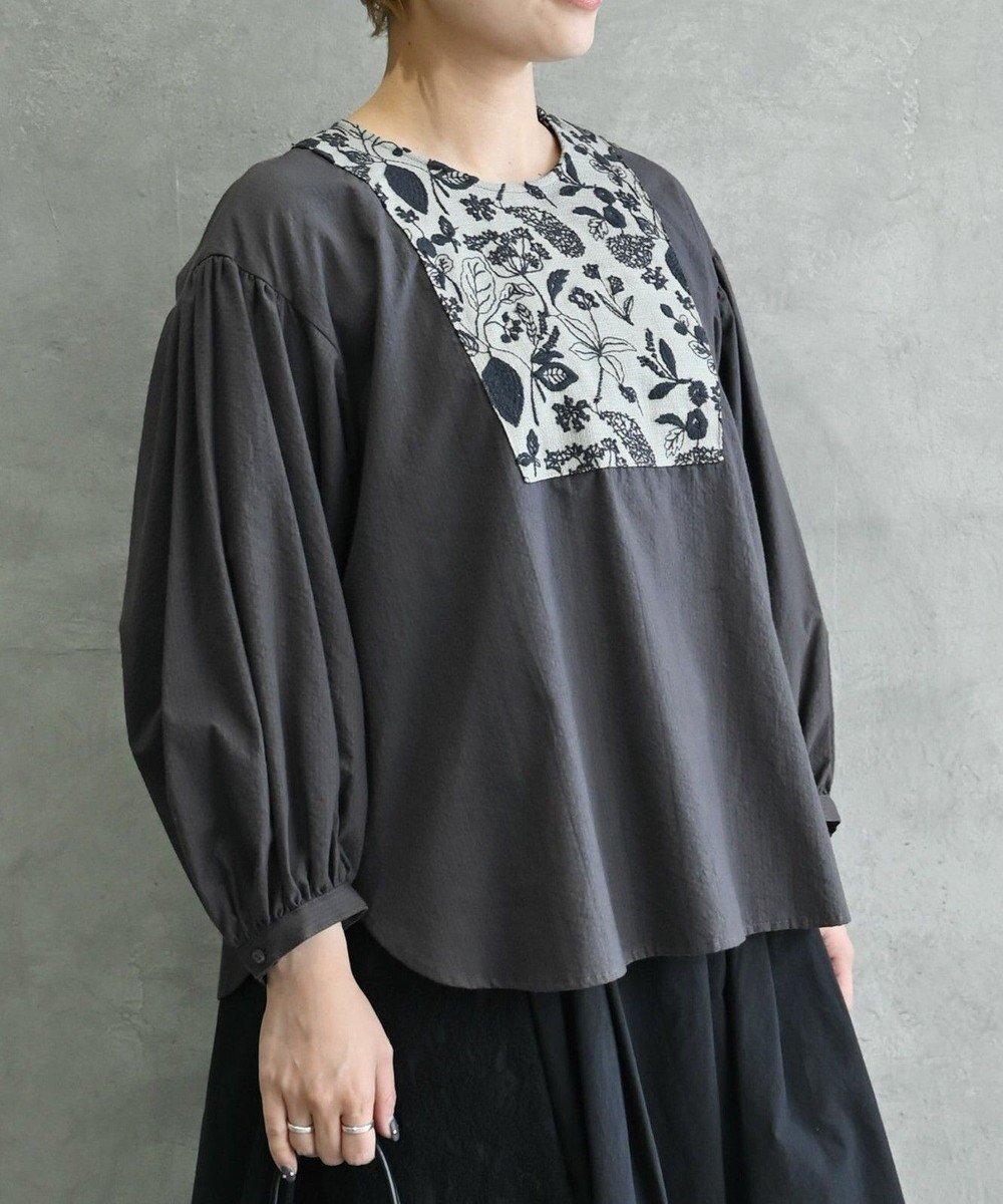 【ムーク/muuc】の〈心地よいコットン・シアサッカー生地〉筆記帳刺繍ノーカラー左肩開きブラウス インテリア・キッズ・メンズ・レディースファッション・服の通販 founy(ファニー) ファッション Fashion レディースファッション Fashion for Women トップス・カットソー Cut & Sew Tops シャツ・ブラウス・オフィスカジュアル Elegant Blouses & Button-Ups 春 Spring キャンバス Canvas, Canvas Fabric サッカー Seersucker, Summer Fabric 定番 Standard, Basic Item 手編み Hand-Knitted, Handmade Knit パターン Pattern, Design Print モチーフ Motif, Design Theme S/S・春夏 SS, Spring/Summer, Warm Season 再入荷 Restock / Back in Stock 夏 Summer グレー|ID: prp329100004691532 ipo3291000000034567450