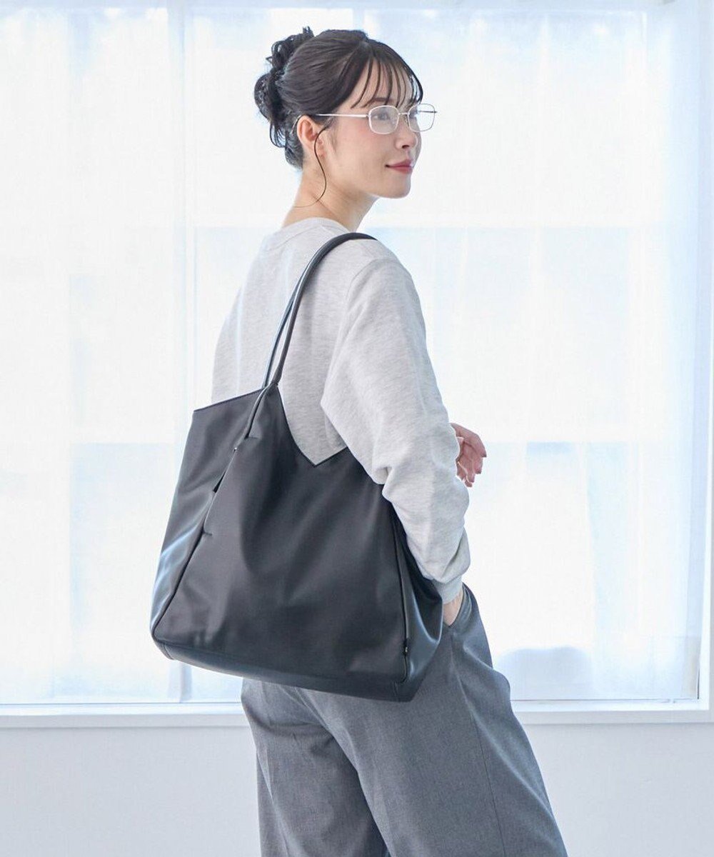 【ルートート/ROOTOTE】の3666【シャープな印象】LT.ラウンド.Vカット-A インテリア・キッズ・メンズ・レディースファッション・服の通販 founy(ファニー) 　ファッション　Fashion　レディースファッション　Fashion for Women　バッグ　Bags　カメラ　Camera Accessories　傘　Umbrella, Parasol　シンプル　Simple, Minimal　スマート　Smart, Elegant　財布　Wallet, Purse　雑誌　Magazine, Fashion Magazine　なめらか　Smooth, Silky Texture　ハンカチ　Handkerchief, Hanky　バランス　Balance, Style Balance　フィット　Fit, Slim Fit　プリント　Print, Printed Pattern　ポケット　Pocket, Pocket Detail　マグネット　Magnet, Magnetic Closure　ラウンド　Round, Round Neck　ランダム　Random, Irregular　リップ　Lip, Lip Motif　新作・新入荷　New Arrivals / New In　ビジネス 仕事 通勤　Business / Work / Commuting　01:ブラック|ID: prp329100004691693 ipo3291000000033879674