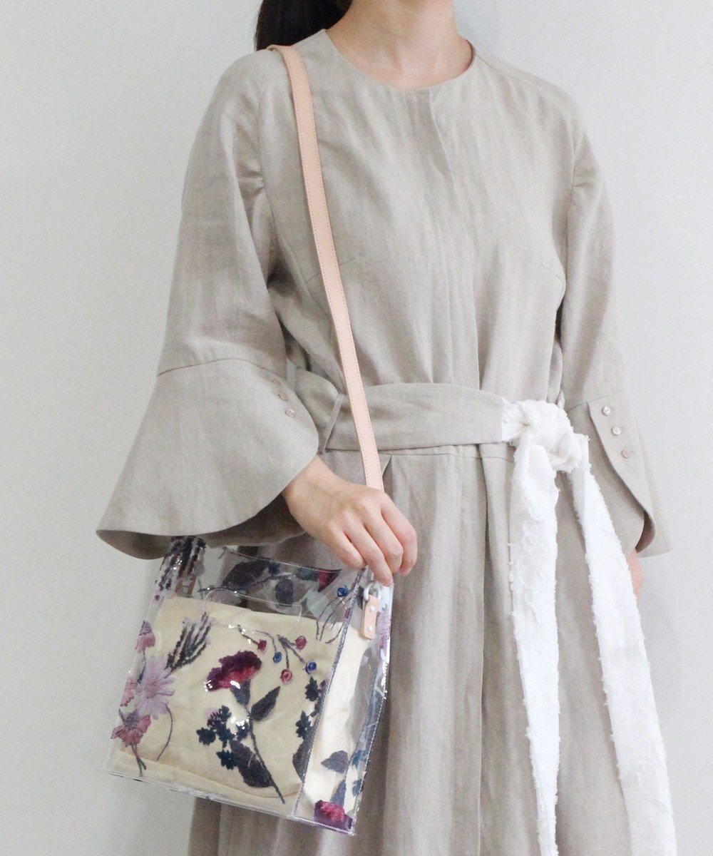 【ムーク/muuc】の〈2WAY〉色糸花刺繍模様 ビニール生地 牛革ショルダー紐付き スクエアバッグ インテリア・キッズ・メンズ・レディースファッション・服の通販 founy(ファニー) ファッション Fashion レディースファッション Fashion for Women バッグ Bags インナー Innerwear 春 Spring キャンバス Canvas, Canvas Fabric 巾着 Drawstring Bag, Kinchaku ショルダー Shoulder, Shoulder Strap スクエア Square, Square Shape 定番 Standard, Basic Item 人気 Popular, Best Seller プリント Print, Printed Pattern ポーチ Pouch, Small Case S/S・春夏 SS, Spring/Summer, Warm Season 再入荷 Restock / Back in Stock 夏 Summer ホワイト|ID: prp329100004693166 ipo3291000000034424267