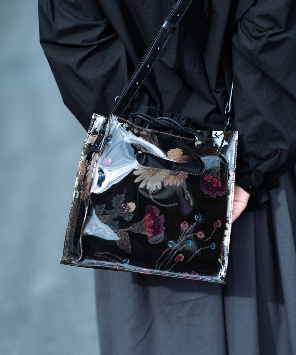 【ムーク/muuc】の〈2WAY〉色糸花刺繍模様 ビニール生地 牛革ショルダー紐付き スクエアバッグ インテリア・キッズ・メンズ・レディースファッション・服の通販 founy(ファニー) ファッション Fashion レディースファッション Fashion for Women バッグ Bags インナー Innerwear 春 Spring キャンバス Canvas, Canvas Fabric 巾着 Drawstring Bag, Kinchaku ショルダー Shoulder, Shoulder Strap スクエア Square, Square Shape 定番 Standard, Basic Item 人気 Popular, Best Seller プリント Print, Printed Pattern ポーチ Pouch, Small Case S/S・春夏 SS, Spring/Summer, Warm Season 再入荷 Restock / Back in Stock 夏 Summer ブラック|ID: prp329100004693166 ipo3291000000034424268