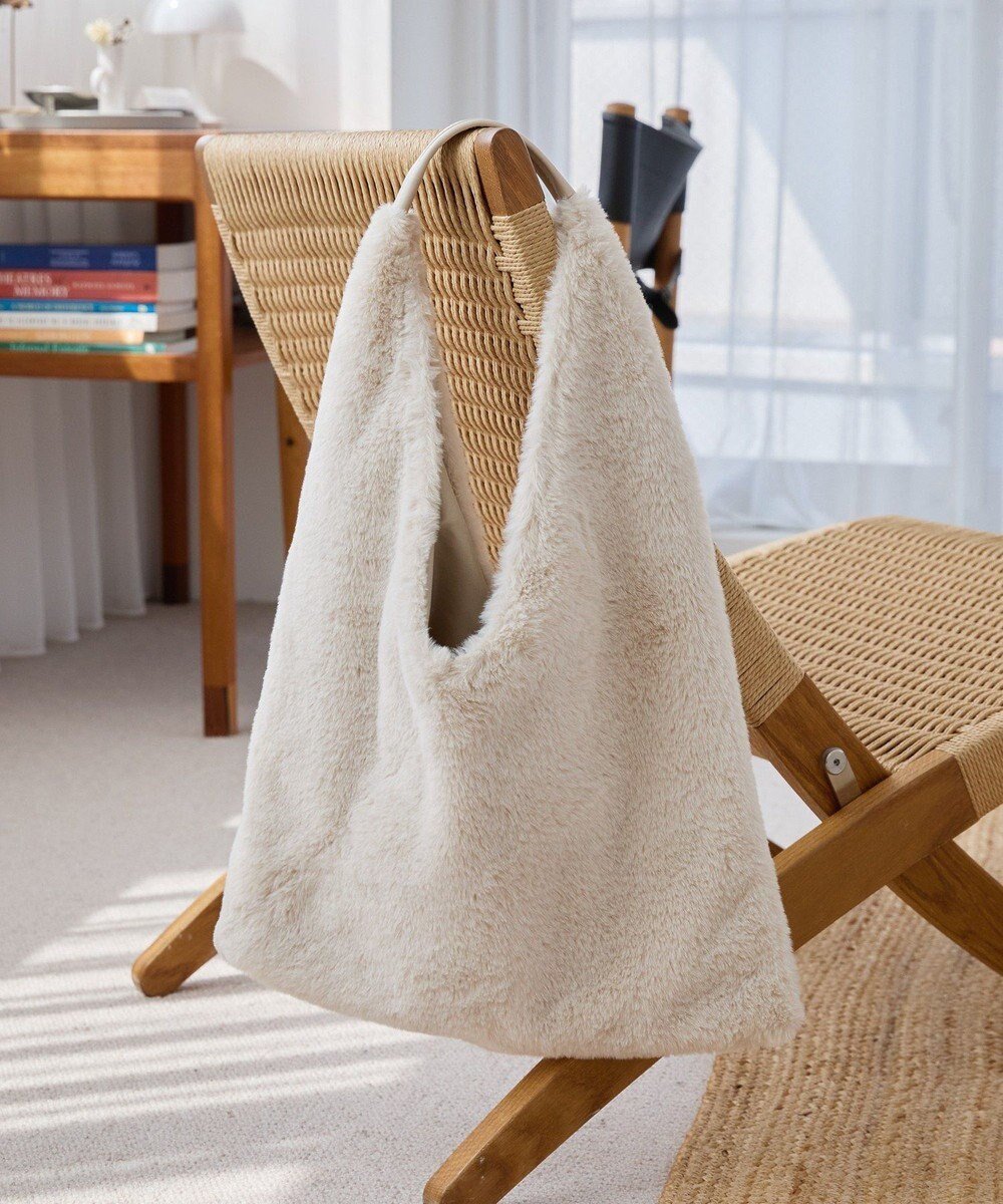 【アメリカンホリック/AMERICAN HOLIC】のフェイクファーバッグ インテリア・キッズ・メンズ・レディースファッション・服の通販 founy(ファニー) ファッション Fashion レディースファッション Fashion for Women バッグ Bags アメリカン American Style ショルダー Shoulder, Shoulder Strap シンプル Simple, Minimal スタイリッシュ Stylish, Fashionable トライアングル Triangle, Triangular Shape トレンド Trend, Trending Now フェイクファー Faux Fur, Imitation Fur Beige|ID: prp329100004698639 ipo3291000000033928824