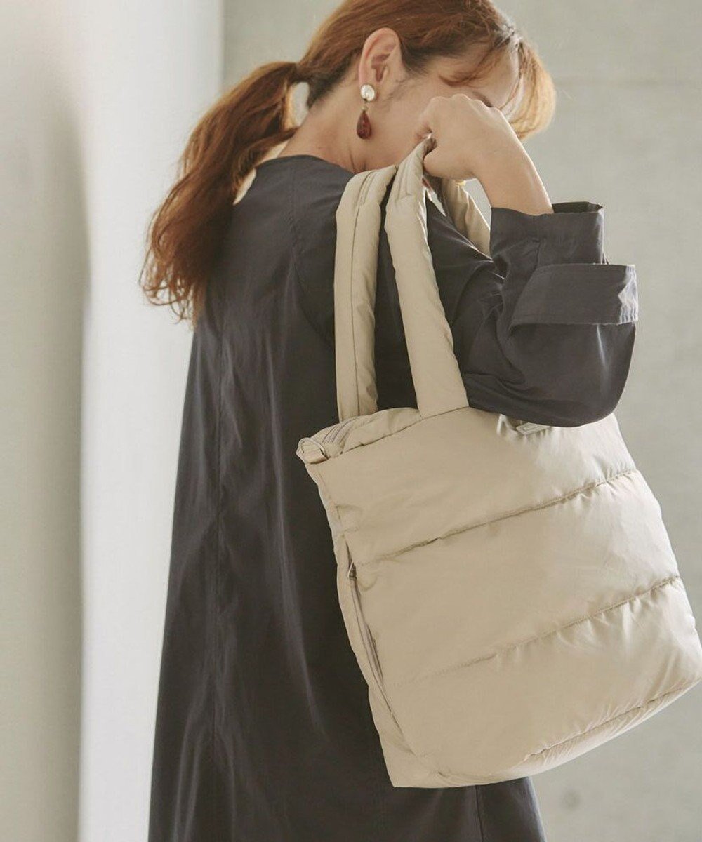 【ルートート/ROOTOTE】の3682【弾む軽さフェザールー】FE.ミディアム.モデレート-A インテリア・キッズ・メンズ・レディースファッション・服の通販 founy(ファニー) 　ファッション　Fashion　レディースファッション　Fashion for Women　バッグ　Bags　カメラ　Camera Accessories　キルティング　Quilted, Quilting　ショルダー　Shoulder, Shoulder Strap　シルバー　Silver, Metallic Silver　シンプル　Simple, Minimal　スタイリッシュ　Stylish, Fashionable　ストール　Stole, Wrap　スマート　Smart, Elegant　財布　Wallet, Purse　ダウン　Down, Puffer　フェザー　Feather, Feather Detail　フォルム　Silhouette, Form　プリント　Print, Printed Pattern　ボンディング　Bonding, Bonded Fabric　ポケット　Pocket, Pocket Detail　ポーチ　Pouch, Small Case　ランダム　Random, Irregular　リップ　Lip, Lip Motif　新作・新入荷　New Arrivals / New In　ビジネス 仕事 通勤　Business / Work / Commuting　03:ベージュ|ID: prp329100004700085 ipo3291000000033937896