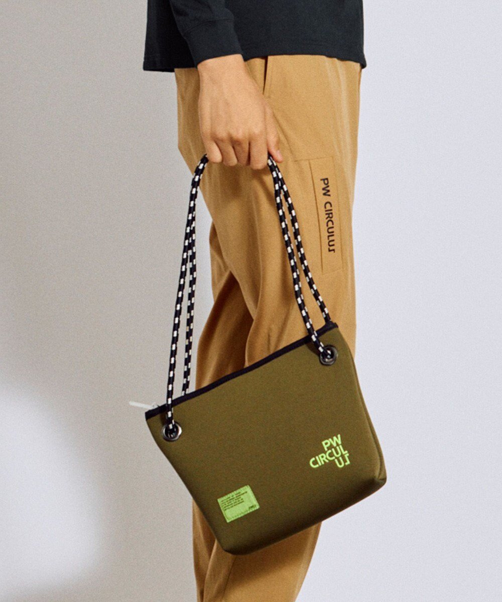 【ピーダブリュサーキュラス/PW CIRCULUS】の【25秋冬新色追加!】PW ロゴサコッシュ カートバッグ ゴルフ インテリア・キッズ・メンズ・レディースファッション・服の通販 founy(ファニー) ファッション Fashion レディースファッション Fashion for Women 秋 Autumn クッション Cushion, Throw Pillow コンパクト Compact, Small Size 人気 Popular, Best Seller ポケット Pocket, Pocket Detail A/W・秋冬 Autumn/Winter おすすめ Recommended / Our Picks 旅行 Travel ゴルフ Golf 2025年 2025 2025-2026秋冬・A/W Autumn/Winter 2025–26 AW25–26 カーキ系|ID: prp329100004700197 ipo3291000000033985694