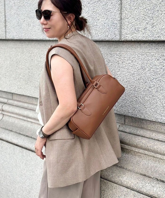 【ラ バガジェリー/LA BAGAGERIE】の【インスタグラマー Chiyoさん×LA BAGAGERIE】スクエアボストン インテリア・キッズ・メンズ・レディースファッション・服の通販 founy(ファニー) https://founy.com/ ファッション Fashion レディースファッション Fashion for Women オケージョン Occasion Wear スクエア Square, Square Shape スマート Smart, Elegant チャーム Charm, Pendant トレンド Trend, Trending Now ボストン Boston ボストンバッグ Boston Bag, Retro Bag ポケット Pocket, Pocket Detail ビジネス 仕事 通勤 Business / Work / Commuting 楽ちん Easy Fit, Comfortable |ID: prp329100004704769 ipo3291000000033974607