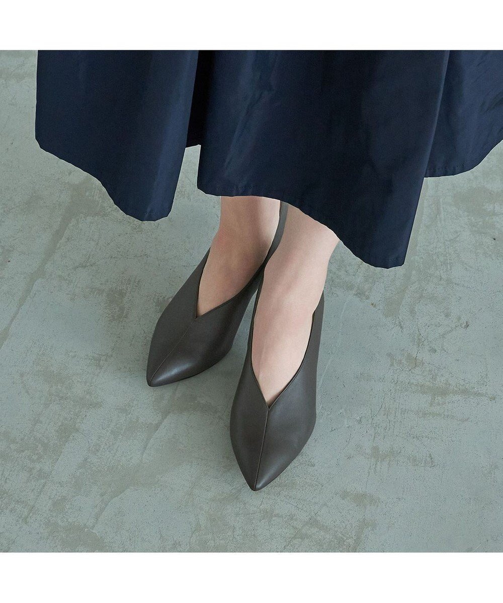 【モード エ ジャコモ/MODE ET JACOMO】のcarino カバードポインテッドトゥパンプス インテリア・キッズ・メンズ・レディースファッション・服の通販 founy(ファニー) 　ファッション　Fashion　レディースファッション　Fashion for Women　クール　Cool, Chic　シンプル　Simple, Minimal　スタイリッシュ　Stylish, Fashionable　フィット　Fit, Slim Fit　フェミニン　Feminine, Girly　フォーマル　Formal, Dressy　エレガント 上品　Elegant　日本製　Made In Japan　ビジネス 仕事 通勤　Business / Work / Commuting　ダークグレー|ID: prp329100004705893 ipo3291000000033985672