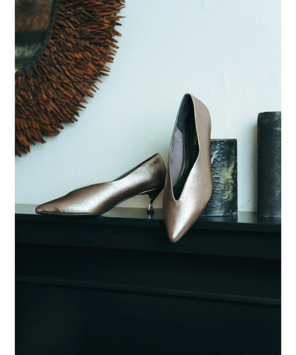 【イェッカ ヴェッカ/YECCA VECCA】の【CLASSY.掲載】Vカットメタルヒールパンプス インテリア・キッズ・メンズ・レディースファッション・服の通販 founy(ファニー) 雑誌掲載アイテム Magazine Picks & Fashion Features ファッション雑誌 Fashion Magazines クラッシィ CLASSY. ファッション Fashion レディースファッション Fashion for Women おすすめ Recommended / Our Picks インソール Shoe Insole カッティング Cutting Detail クッション Cushion, Throw Pillow スタイリッシュ Stylish, Fashionable フェイクレザー Faux Leather, PU Leather フレア Flare, Flared メタル Metal, Metal Parts エレガント 上品 Elegant 雑誌 Magazine, Fashion Magazine Dark Silver|ID: prp329100004708214 ipo3291000000034070700