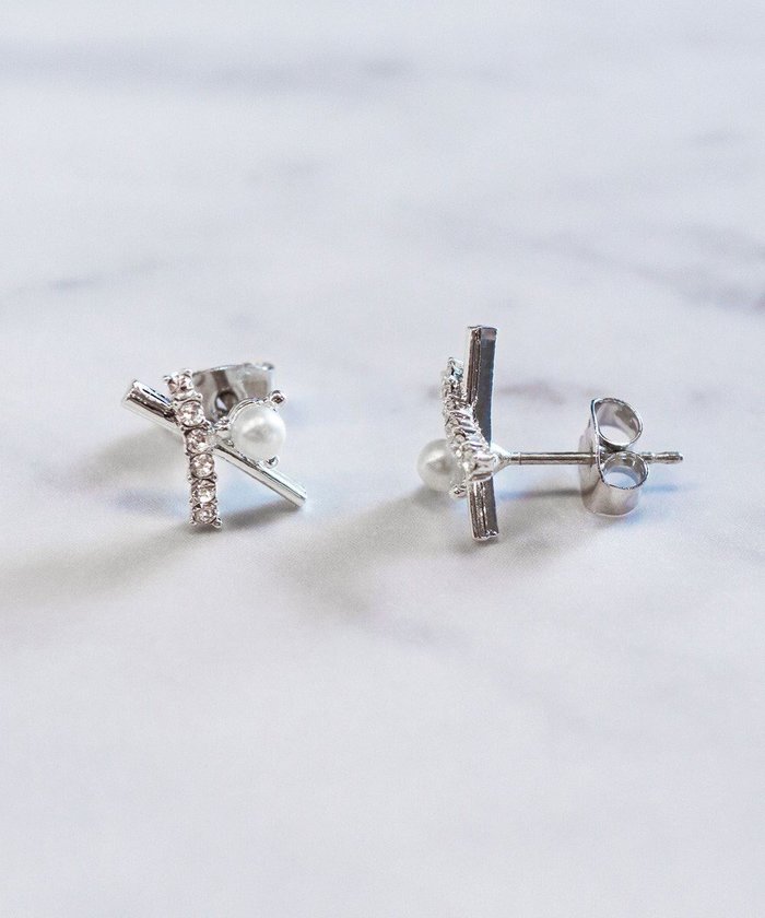 【ティアクラッセ/Tiaclasse】の【安田美沙子さん着用・金属アレルギー対応】パール付きクロスピアス/イヤリング インテリア・キッズ・メンズ・レディースファッション・服の通販 founy(ファニー) https://founy.com/ ファッション Fashion レディースファッション Fashion for Women ジュエリー Jewelry ファッションリング Fashion Rings イヤリング・フープ・ドロップタイプ Hoop, Drop & Clip Earrings アクセサリー Fashion Accessories イヤリング Earrings 春 Spring 秋 Autumn ガラス Glass, Glassware クリスタル Crystal, Swarovski シューズ Shoes, Footwear シルバー Silver, Metallic Silver シンプル Simple, Minimal ストーン Stone, Gem-Like パール Pearl, Pearl Accent ビジュー Bijou, Jewel-like Accent フォーマル Formal, Dressy ベーシック Basic, Essential メタル Metal, Metal Parts 冬 Winter / This Winter 再入荷 Restock / Back in Stock 新作・新入荷 New Arrivals / New In おすすめ Recommended / Our Picks 夏 Summer エレガント 上品 Elegant ギフト プレゼント Gift / Present 入学式 Entrance Ceremony |ID: prp329100004708396 ipo3291000000034006903