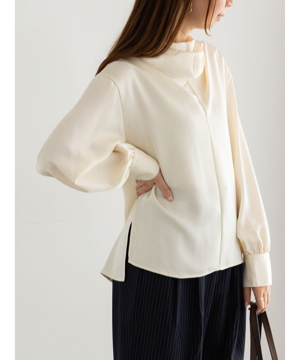 【テチチ/Te chichi】のドレープネックブラウス《2025Autumn catalog vol.2 item》 インテリア・キッズ・メンズ・レディースファッション・服の通販 founy(ファニー) ファッション Fashion レディースファッション Fashion for Women トップス・カットソー Cut & Sew Tops シャツ・ブラウス・オフィスカジュアル Elegant Blouses & Button-Ups 2025年 2025 2025-2026秋冬・A/W Autumn/Winter 2025–26 AW25–26 おすすめ Recommended / Our Picks サテン Satin, Glossy Fabric ラグジュアリー Luxury, Elegant ワイド Wide, Wide Fit 夏 Summer S/S・春夏 SS, Spring/Summer, Warm Season A/W・秋冬 Autumn/Winter オフホワイト|ID: prp329100004714229 ipo3291000000034058329