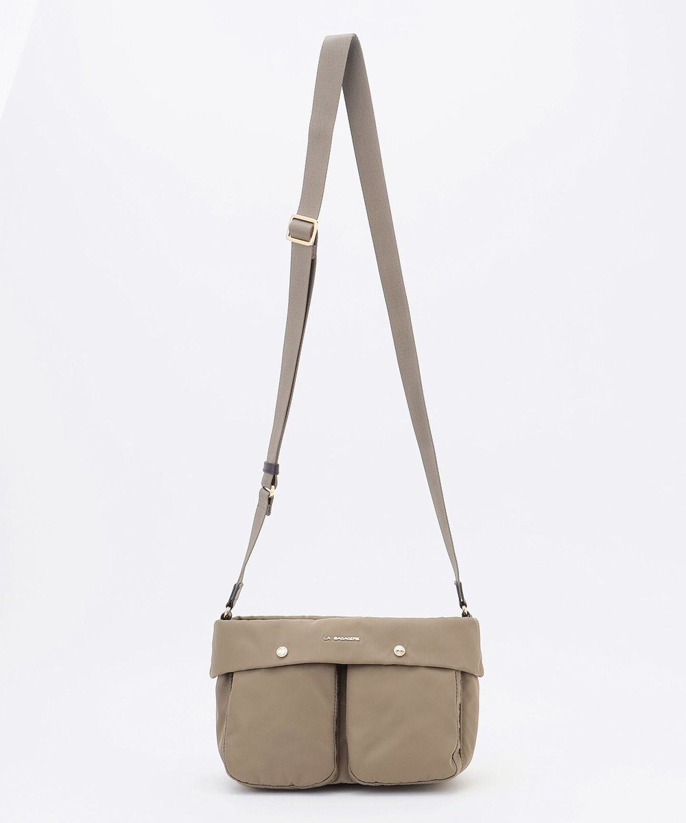 【ラ バガジェリー/LA BAGAGERIE】のダブルフロントポケットショルダー インテリア・キッズ・メンズ・レディースファッション・服の通販 founy(ファニー) ファッション Fashion レディースファッション Fashion for Women ショルダー Shoulder, Shoulder Strap シンプル Simple, Minimal スマート Smart, Elegant フロント Front, Front Design ポケット Pocket, Pocket Detail マグネット Magnet, Magnetic Closure グレージュ|ID: prp329100004714257 ipo3291000000034058430