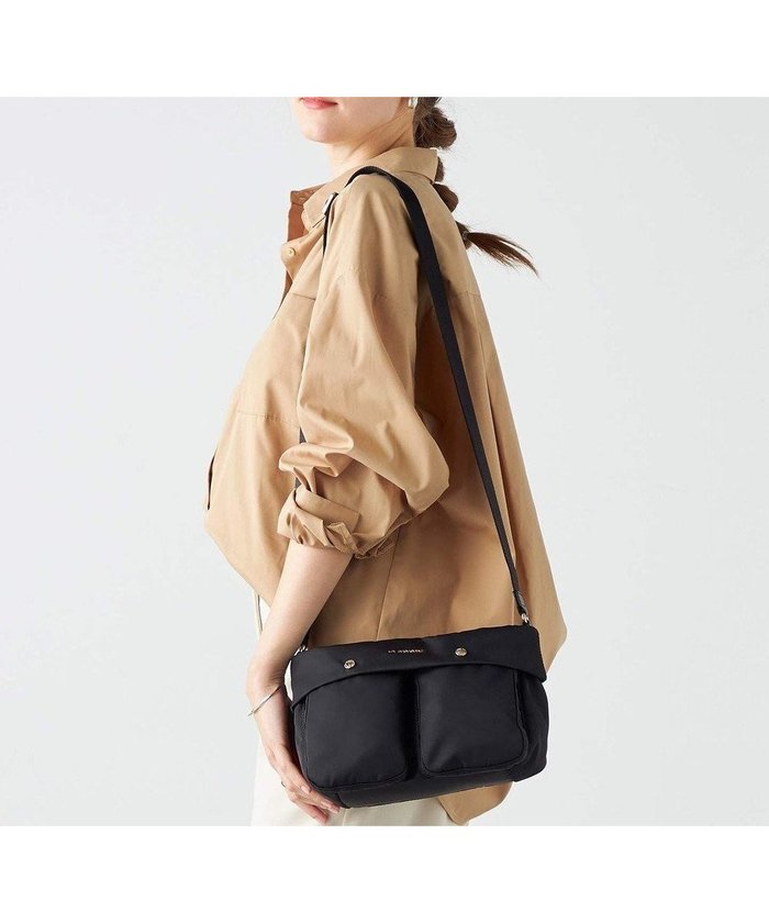 【ラ バガジェリー/LA BAGAGERIE】のダブルフロントポケットショルダー インテリア・キッズ・メンズ・レディースファッション・服の通販 founy(ファニー) https://founy.com/ ファッション Fashion レディースファッション Fashion for Women ショルダー Shoulder, Shoulder Strap シンプル Simple, Minimal スマート Smart, Elegant フロント Front, Front Design ポケット Pocket, Pocket Detail マグネット Magnet, Magnetic Closure |ID: prp329100004714257 ipo3291000000034426363
