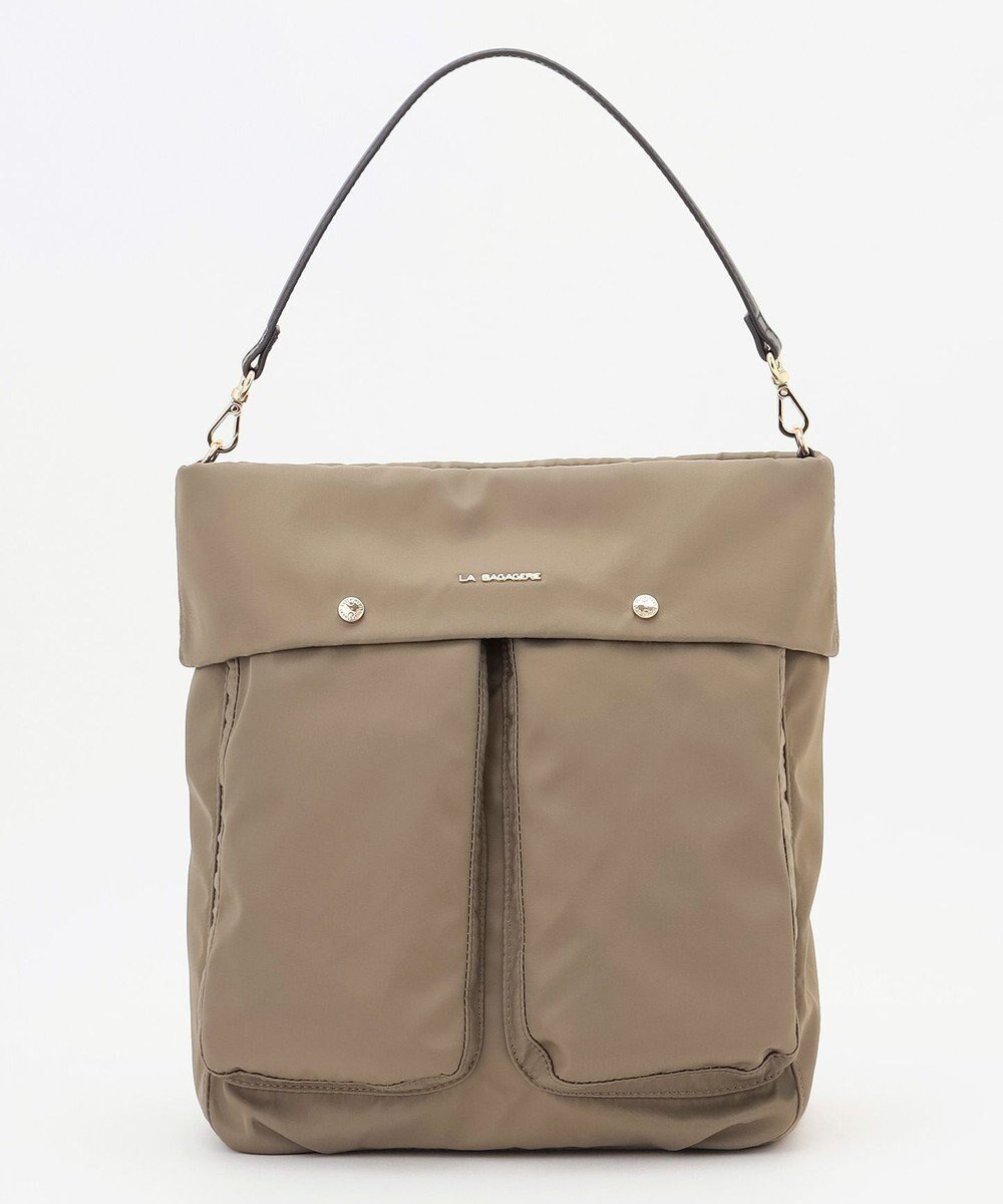 【ラ バガジェリー/LA BAGAGERIE】のダブルフロントポケット2WAYビッグショルダー インテリア・キッズ・メンズ・レディースファッション・服の通販 founy(ファニー) ファッション Fashion レディースファッション Fashion for Women ショルダー Shoulder, Shoulder Strap シンプル Simple, Minimal スマート Smart, Elegant ダブル Double, Double-Breasted ビッグ Big, Oversized フロント Front, Front Design ポケット Pocket, Pocket Detail マグネット Magnet, Magnetic Closure グレージュ|ID: prp329100004714259 ipo3291000000034058440