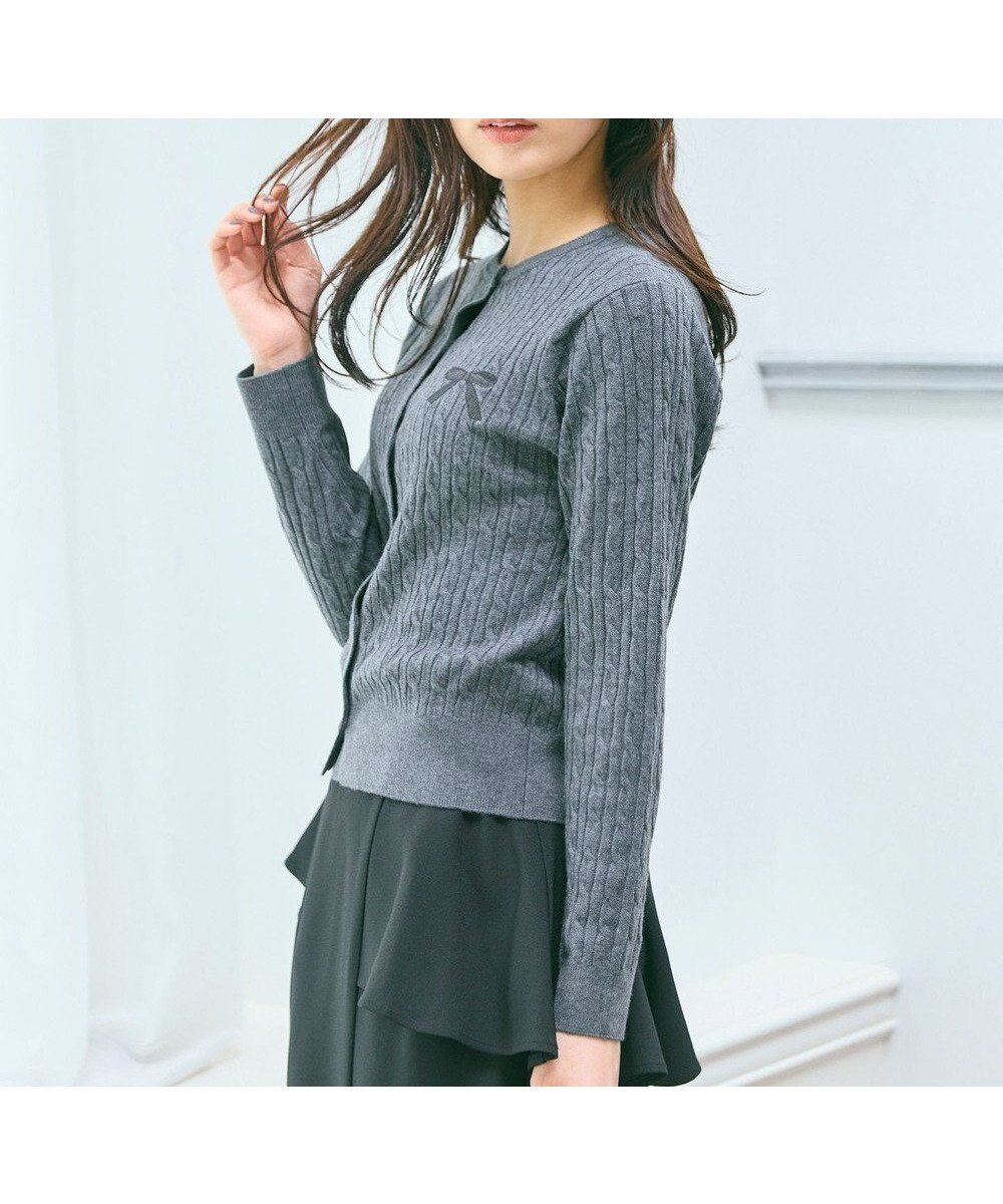 【フェルゥ/Feroux】のケーブル編み×リボン刺繍 ニット カーディガン インテリア・キッズ・メンズ・レディースファッション・服の通販 founy(ファニー) 　ファッション　Fashion　レディースファッション　Fashion for Women　トップス・カットソー　Cut & Sew Tops　ニット　Knit Tops & Sweaters　カーディガン・羽織り　Layered Style Cardigans　おすすめ　Recommended / Our Picks　カーディガン　Cardigan, Knitwear　クラシカル　Classical, Vintage-Inspired　チェック　Check, Plaid, Tartan　フィット　Fit, Slim Fit　フェミニン　Feminine, Girly　リボン　Ribbon, Bow　ワイド　Wide, Wide Fit　A/W・秋冬　Autumn/Winter　グレー系|ID: prp329100004714266 ipo3291000000034058466