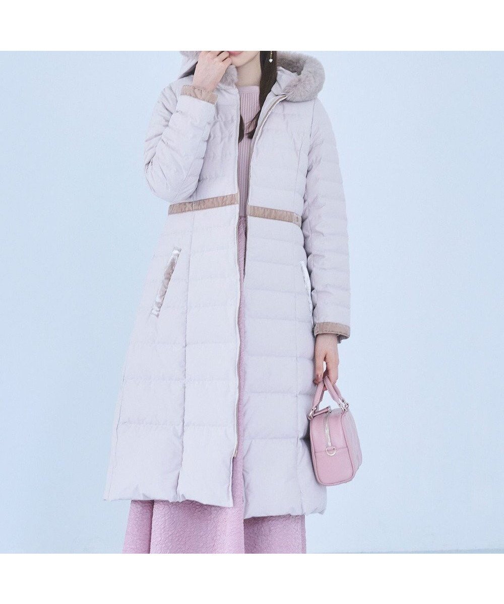 【トッカ/TOCCA】の【消臭】HEART SHOT ロングダウンコート インテリア・キッズ・メンズ・レディースファッション・服の通販 founy(ファニー) 　ファッション　Fashion　レディースファッション　Fashion for Women　アウター　Coat / Outerwear Collection　コート・ロングコート・ピーコート　Long Coats, Peacoats & More　レディースジャケット・軽アウター　Jackets　ダウンジャケット・軽量ダウン　Warm & Lightweight Down Jackets　エレガント 上品　Elegant　クラシカル　Classical, Vintage-Inspired　軽量　Lightweight, Ultra Light　ショート　Short, Short Length　ジャケット　Jacket, Outerwear　ダウン　Down, Puffer　定番　Standard, Basic Item　人気　Popular, Best Seller　フェイクファー　Faux Fur, Imitation Fur　フェミニン　Feminine, Girly　フォルム　Silhouette, Form　フォーマル　Formal, Dressy　ベルベット　Velvet, Velvety　防寒　Cold Protection, Winter-Ready　メタル　Metal, Metal Parts　A/W・秋冬　Autumn/Winter　冬　Winter / This Winter　おすすめ　Recommended / Our Picks　ビジネス 仕事 通勤　Business / Work / Commuting　2025年　2025　2025-2026秋冬・A/W　Autumn/Winter 2025–26 AW25–26　ベージュ系|ID: prp329100004719521 ipo3291000000035602949