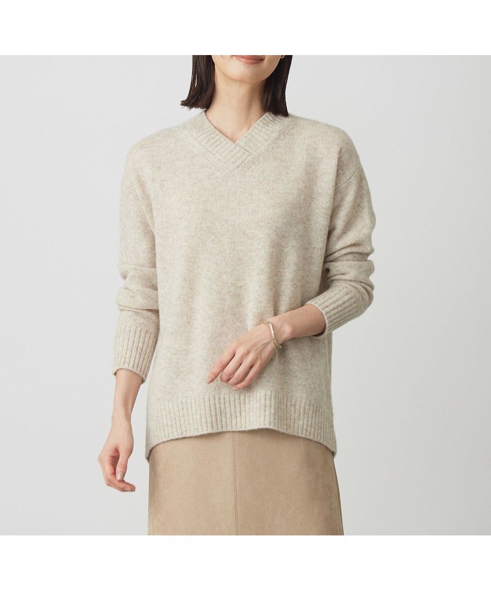 【ジェイ プレス/J.PRESS】のYAK BLEND Vネック ニット インテリア・キッズ・メンズ・レディースファッション・服の通販 founy(ファニー) 　ファッション　Fashion　レディースファッション　Fashion for Women　トップス・カットソー　Cut & Sew Tops　ニット　Knit Tops & Sweaters　Vネックトップス　V-Neck Tops / V-Cut Neckline Shirts　スリット　Slit, Slit Detail　センター　Center, Center Line　セーター　Sweater, Knitwear　防寒　Cold Protection, Winter-Ready　リラックス　Relax, Relaxed Fit　A/W・秋冬　Autumn/Winter　ライトベージュ系|ID: prp329100004719527 ipo3291000000034189702