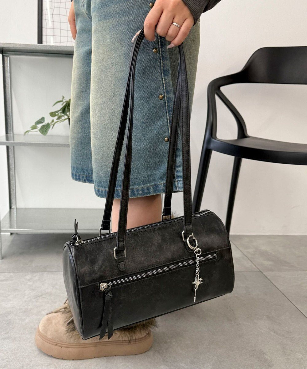 【ウィゴー/WEGO】のキラキラチャーム付きドラムボストンバッグ インテリア・キッズ・メンズ・レディースファッション・服の通販 founy(ファニー) 　ファッション　Fashion　レディースファッション　Fashion for Women　バッグ　Bags　新作・新入荷　New Arrivals / New In　おすすめ　Recommended / Our Picks　ガーリー　Girly, Feminine Style　スマホ　Smartphone, Mobile Device　チャーム　Charm, Pendant　トレンド　Trend, Trending Now　ボストンバッグ　Boston Bag, Retro Bag　ブラックその他|ID: prp329100004719684 ipo3291000000034104812