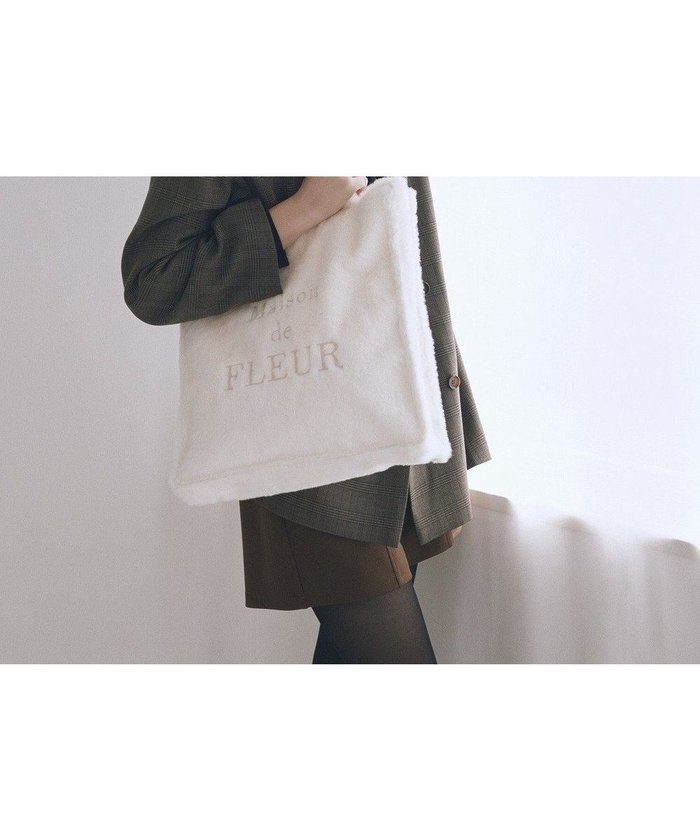 【メゾンドフルール/Maison de FLEUR】のファーブランドロゴ刺繍スクエアトートバッグ インテリア・キッズ・メンズ・レディースファッション・服の通販 founy(ファニー) https://founy.com/ ファッション Fashion レディースファッション Fashion for Women バッグ Bags おすすめ Recommended / Our Picks スマホ Smartphone, Mobile Device フロント Front, Front Design ポケット Pocket, Pocket Detail 人気 Popular, Best Seller ビジネス 仕事 通勤 Business / Work / Commuting |ID: prp329100004725320 ipo3291000000035852020