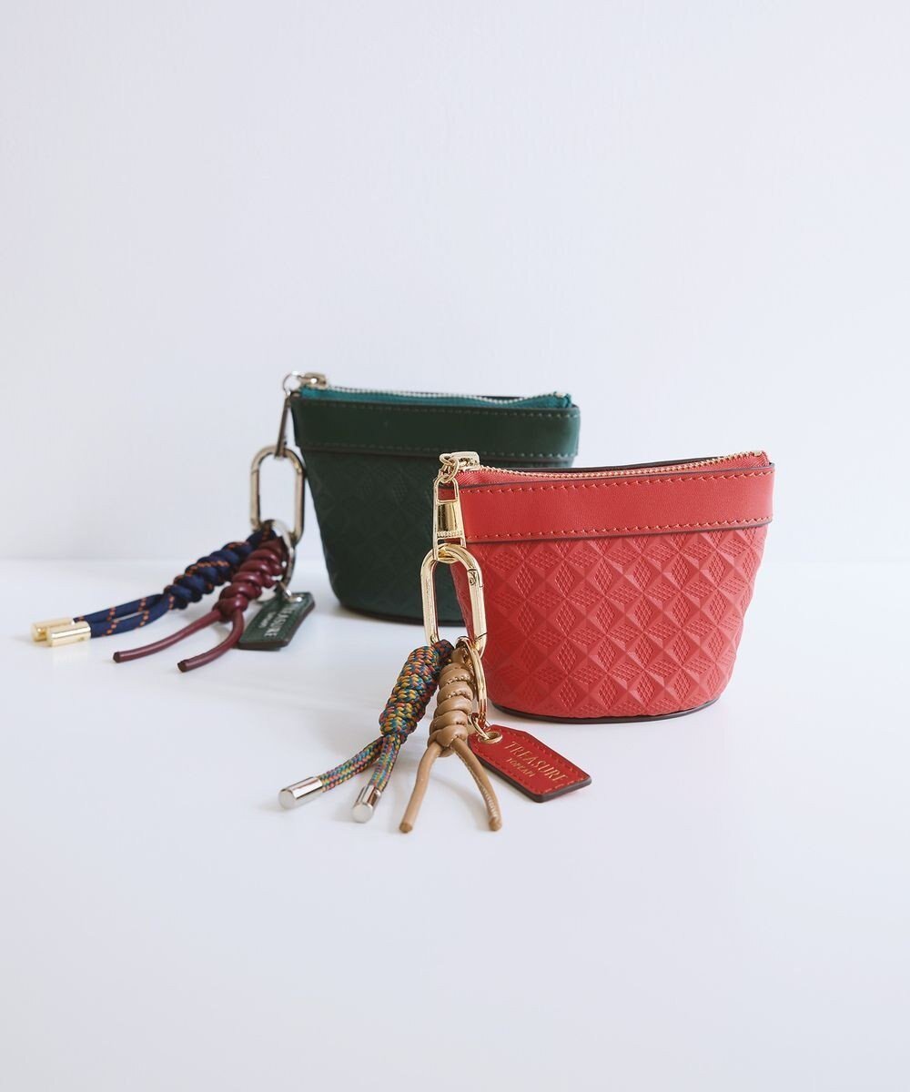 【トプカピ/TOPKAPI】の【TREASURE TOPKAPI】スムースレザー 幾何柄 マルチケース バッグチャーム インテリア・キッズ・メンズ・レディースファッション・服の通販 founy(ファニー) ファッション Fashion レディースファッション Fashion for Women ミニ財布・二つ折り財布 Wallets & Card Cases アクセサリー Fashion Accessories キーホルダー Keychain, Key Holder コンビ Combo, Combination Style チャーム Charm, Pendant トレンド Trend, Trending Now ポーチ Pouch, Small Case リップ Lip, Lip Motif 財布 Wallet, Purse レッド|ID: prp329100004729912 ipo3291000000034168918